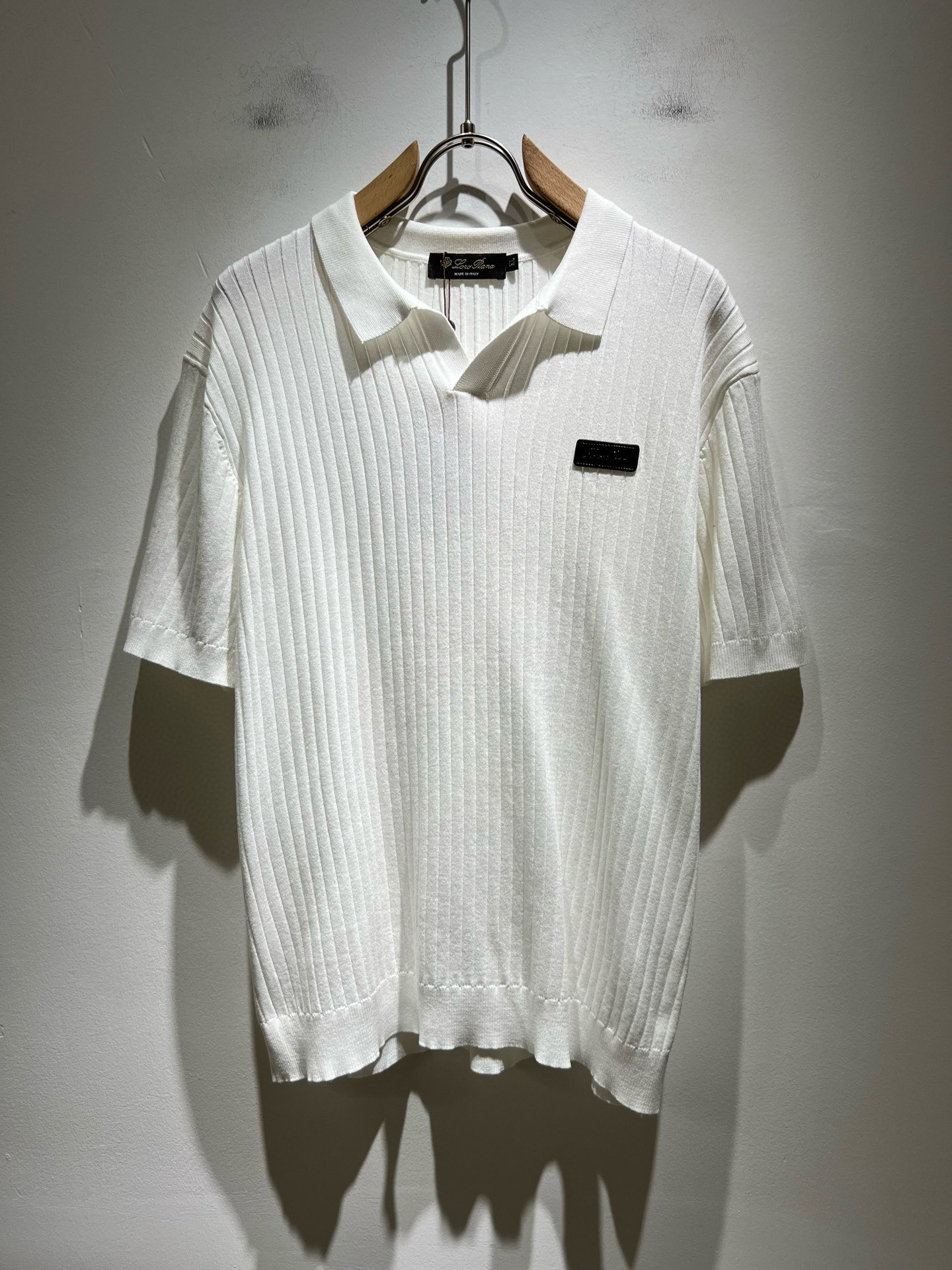 NO:499890,Loro Piana Nouyou Pianya 2025 Early Spring Men's Lapel Knitted Short Sleeve T-shirt, Full Quality!  !  The upper body is comfortable and breathable, not stiff, and the overall body has a rich three-dimensional feeling, quality export orders, and leather logo pattern design on the chest!  Customized exclusive knitted fabric tailoring to meet the simple needs of commuters for dressing. The upper body works well, looks slim and is not picky about the figure. The fabric workmanship is impeccable. Only good craftsmanship and good fabrics can make you feel good. It is a must-have item for everyone!  Size M-4XL, loro piana, T-shirt,tees, t-shirt,alexander wang19860909Loro Piana诺悠翩雅 2025早春男士最新的贸易订单翻领针织短袖T恤,全品相！！上身舒适透气,不僵硬,整体有着丰富的立体感,品质出口订单,胸前皮革logo图案设计！定制专属针织面料剪裁,满足通勤人们对于着装的简约需求,上身效果很好,显瘦,不挑剔身材.面料做工....无可挑剔,好工艺好面料才能穿出好品味一款,人手必备单品！尺码M-4XL,,loro piana,T-shirt,tees，t-shirt,alexander wang,Men's clothing