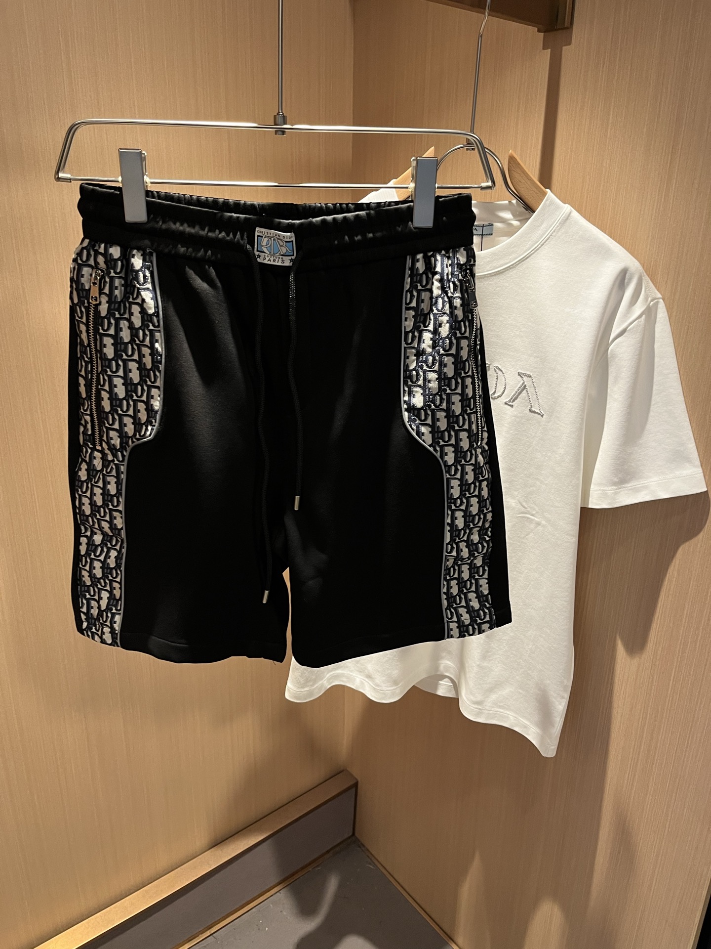 NO:511755,Dio*Di*A new spring and summer style for men and women, casual drawstring webbing casual shorts, same style for men and women!  Match with the logo of presbyterian letters!  Fashionable sports casual pants!  The fabric is made of imported materials!  Made of exclusive fabrics, the fabric feels solid, thick, soft and soft. It is very skin-friendly and comfortable to wear with close body, and it is also extremely breathable and hygroscopic. It is a brand logo product!  Integrate the avant-garde street atmosphere into this item, exuding a sense of vitality and youthful fashion!  Casual trouser style cuts, easy to control for both men and women!  Recommended treasures that are hard to come by, don’t miss them if you like them!  Size M-3XL, dior, shorts, alexander wang19860909Dio*迪*奥 春夏新款男女同款休闲抽绳织带休闲短裤,男女同款！搭配老花字母logo设计！时尚运动休闲裤！面料采用进口材质！专属面料制作而成,面料手感瓷实温厚软糯,贴身穿着非常的亲肤舒适,并且透气性与吸湿性也极为优越,满满品牌标志产品！将前卫的街头气息融入进这款单品之中,散发着满满的活力与青春时尚感！休闲的裤装版型裁剪,无论男女皆可轻松驾驭！可遇不可求的宝藏好物推荐,喜欢的千万不要错过！尺码M-3XL,,dior,shorts,alexander wang,Men's clothing