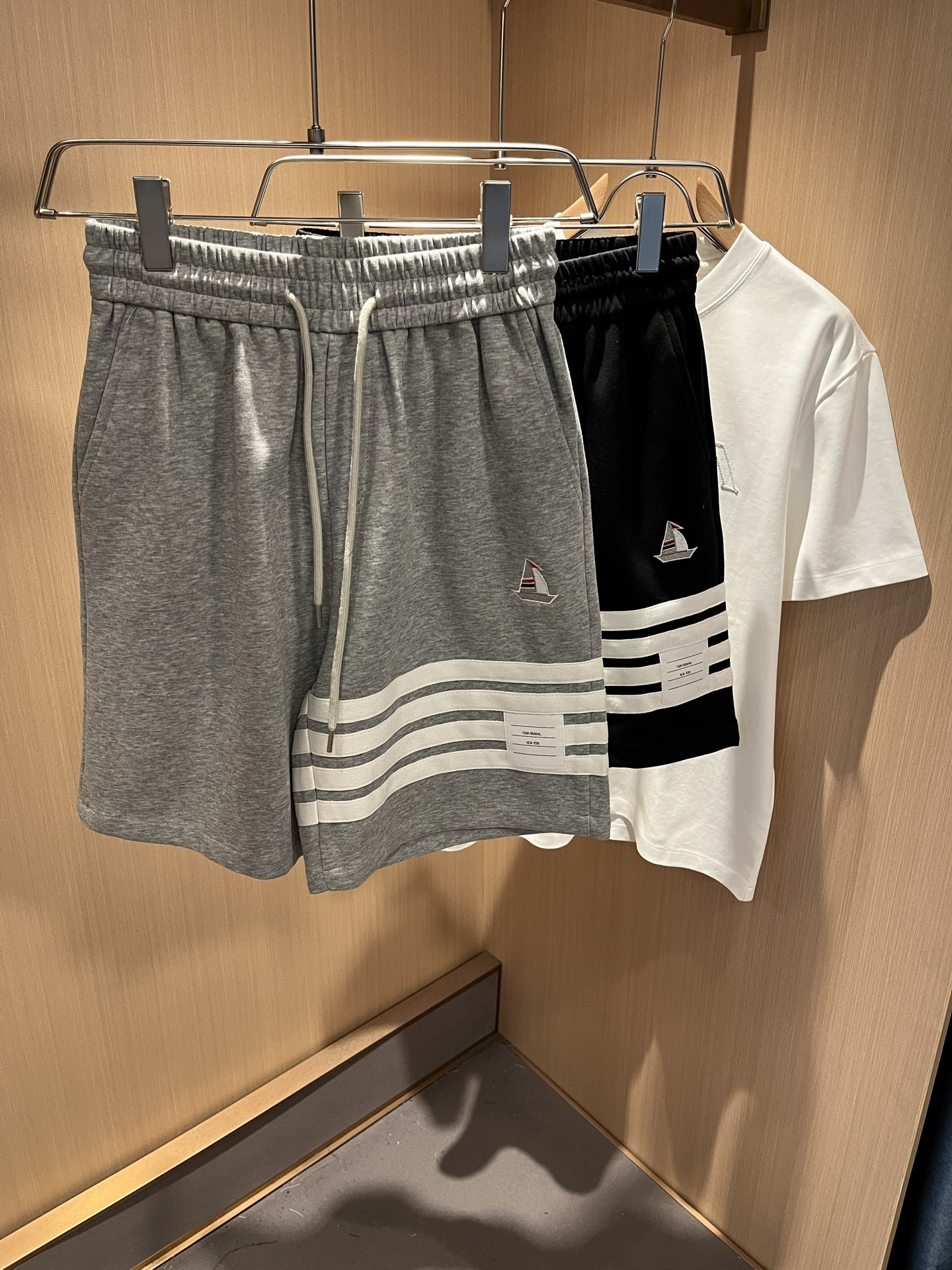 NO:511783,Thom Brow*e Tom*long Spring and Summer New Men's and Women's Same Casual Shorts, Differentiate Market Fabrics. Our shorts are much heavier than the weight on the market. Compare it casually~The original loose style is casual and sporty. Customize the top-level original exclusive pure cotton fabric!  Just distinguish the market version. The trouser leg design logo bar webbing splicing decoration!  Logo logo design!  Waist design with elastic elastic waist circumference modification!  Each piece of high-end craftsmanship determines success or failure~ I won’t say much. The quality and texture are very good. A fashionable item!  Size M-3XL, shorts, alexander wang19860909Thom Brow*e汤姆*朗春夏新款男女同款休闲短裤,区分市面料 我们的一条短裤就比市面的重量要重太多了 随意对比～原版宽松版型 休闲运动两不误 定制顶级原版专属纯棉面料！区分市面版本即可 裤腿设计标识条杠织带拼接修饰！标志logo设计！腰身设计松紧弹力腰围修饰！高端工艺每件决定成败～不多说 品质质感非常不错一款时尚单品！尺码M-3XL,,shorts,alexander wang,Men's clothing