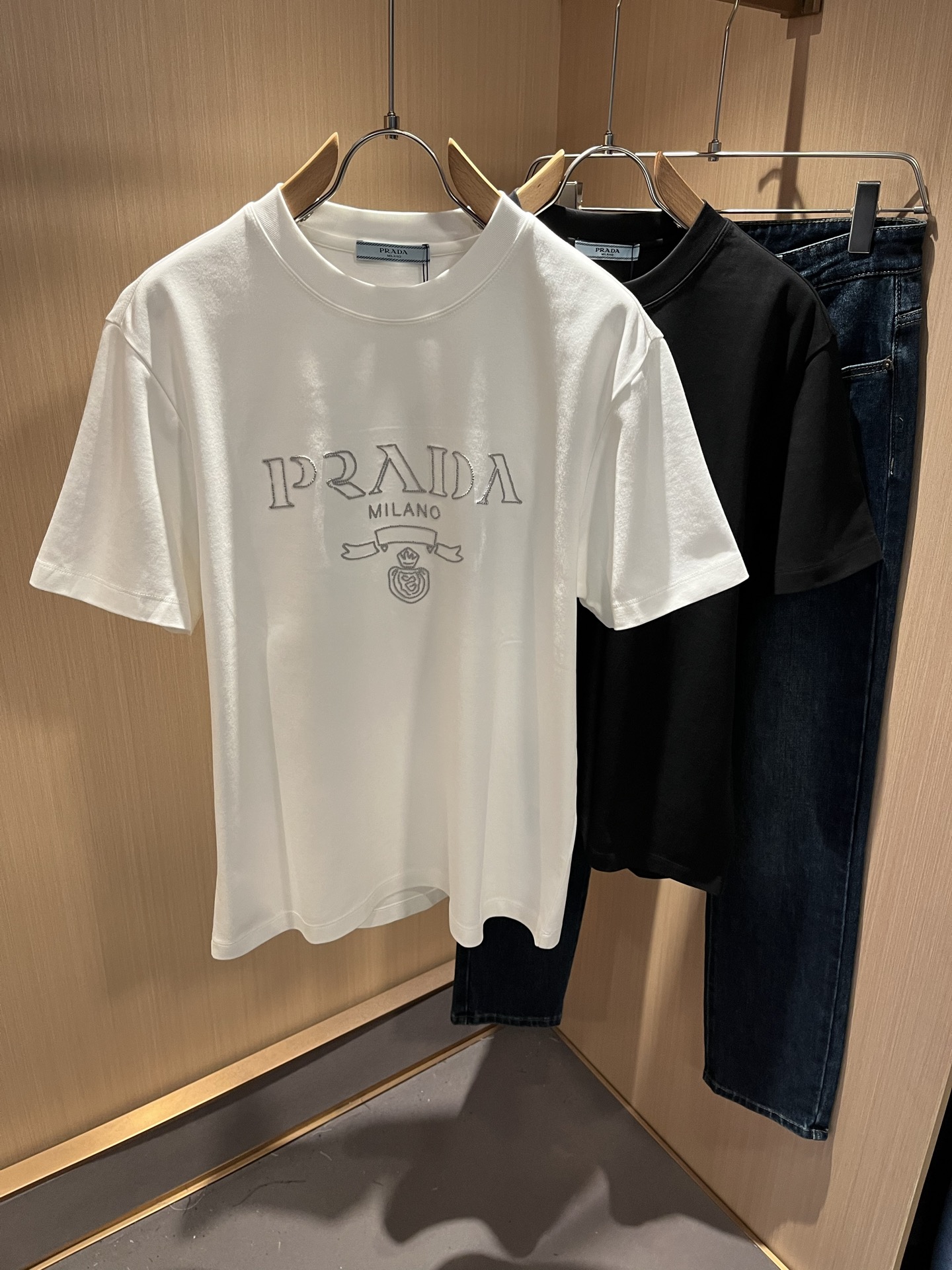 NO:501450,PRAD*A Pu*da 2025 spring and summer new short-sleeved T-shirt for men and women, the latest model is exclusively available on the entire network!  !  ~ It is classic and fashionable and versatile, who doesn’t like it? It will show the classic again. It is very pleasing to the eye and comes with a low luxury halo and recognition!  Pr*da's traditional brand concept and modern advanced technology are perfectly combined. Coupled with the extremely modern and modern minimalist design, P's exclusive logo pattern embroidery design!  Customized 100% imported pure cotton fabric!  The texture of this model is quite touching, the specifications and grades are known with tentacles. The degree of delicateness and breathability are top-notch!  Size M-3XL, prada, T-shirt,tees, t-shirt,alexander wang19860909PRAD*A普*达2025春夏新款男女同款短袖T恤,最新款全网独家首上！！~既经典有时尚百搭,谁不爱啊,将经典再次展现,非常的耐看,自带低奢光环与辨识度！Pr*da传统的品牌理念和现代化的先进技术进行了完美结合.加上极其现代摩登风范的简约设计,p家专属logo图案刺绣设计！定制百分百进口纯棉面料！此款的质感相当感人 触手便知规格档次 细腻程度与透气效果堪称顶级！尺码M-3XL,,prada,T-shirt,tees，t-shirt,alexander wang,Men's clothing