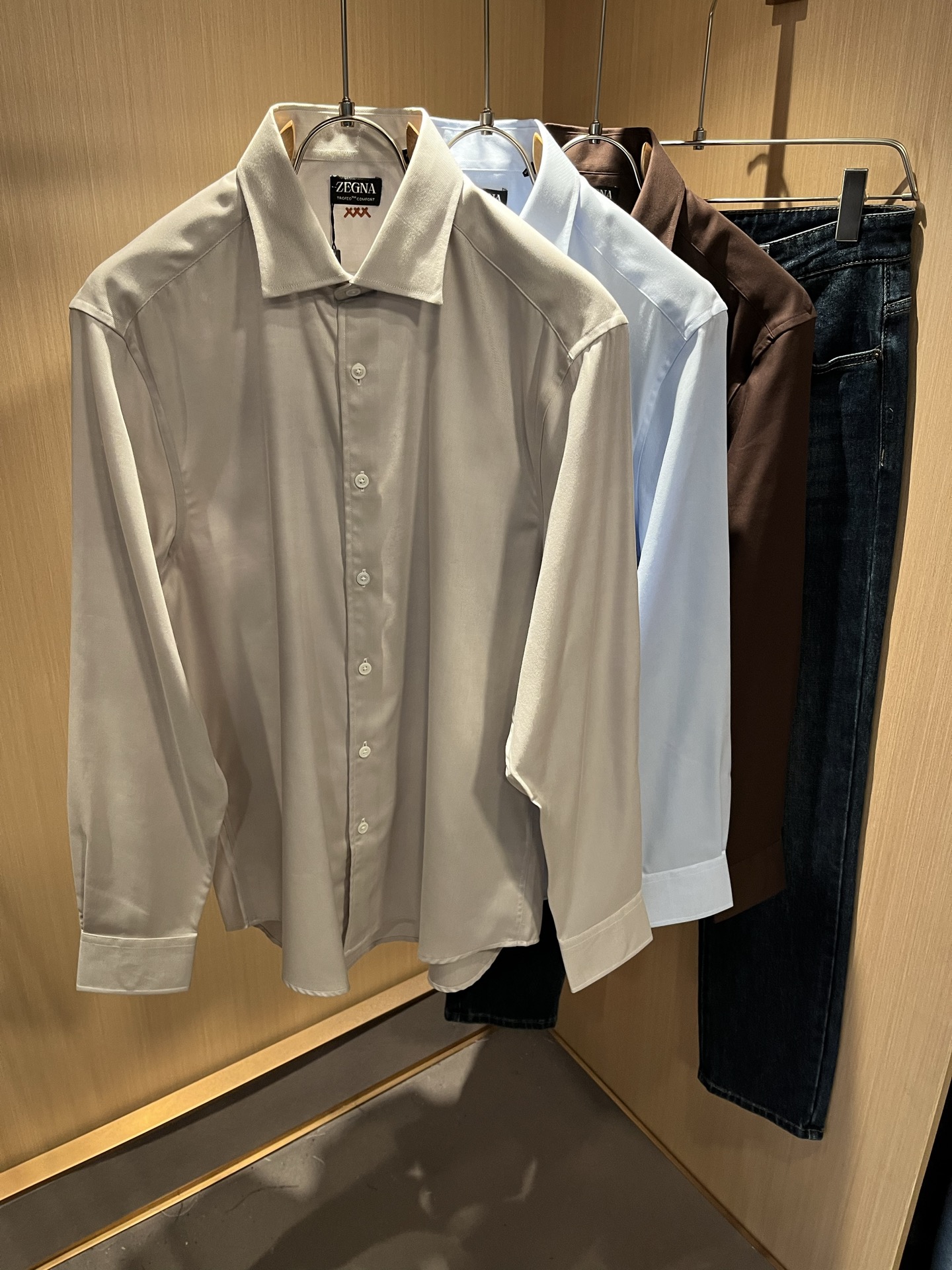 NO:499813,Ermenegildo Zeg*aJia 2025 early autumn new men's shirt, foreign trade company order!  Customer-supplied poplin cotton material, it is one of the classic exclusive fabrics of Zenia!  The texture is light, soft and delicate, but the shape is straight and stylish!  It adopts a multi-layer structure and has windproof performance. The pockets are decorated with details and are extremely luxurious... Perfectly interpreting high-quality quality. Customized original hardware is available for customers!  Size S-2XL, zegna,alexander wang19860909Ermenegildo Zeg*a杰*亚 2025早秋新款男士衬衣,外贸公司订单！客供府绸棉材质,是杰尼亚经典的专有织物之一！ 质地轻盈、触感又柔软细腻、但型态又笔挺有型！ 采用多层结构、具备防风性能. 口袋饰有细节、奢华极致… 完美演绎高品质品相.客供定制原版五金！尺码S-2XL,,zegna,alexander wang,Men's clothing