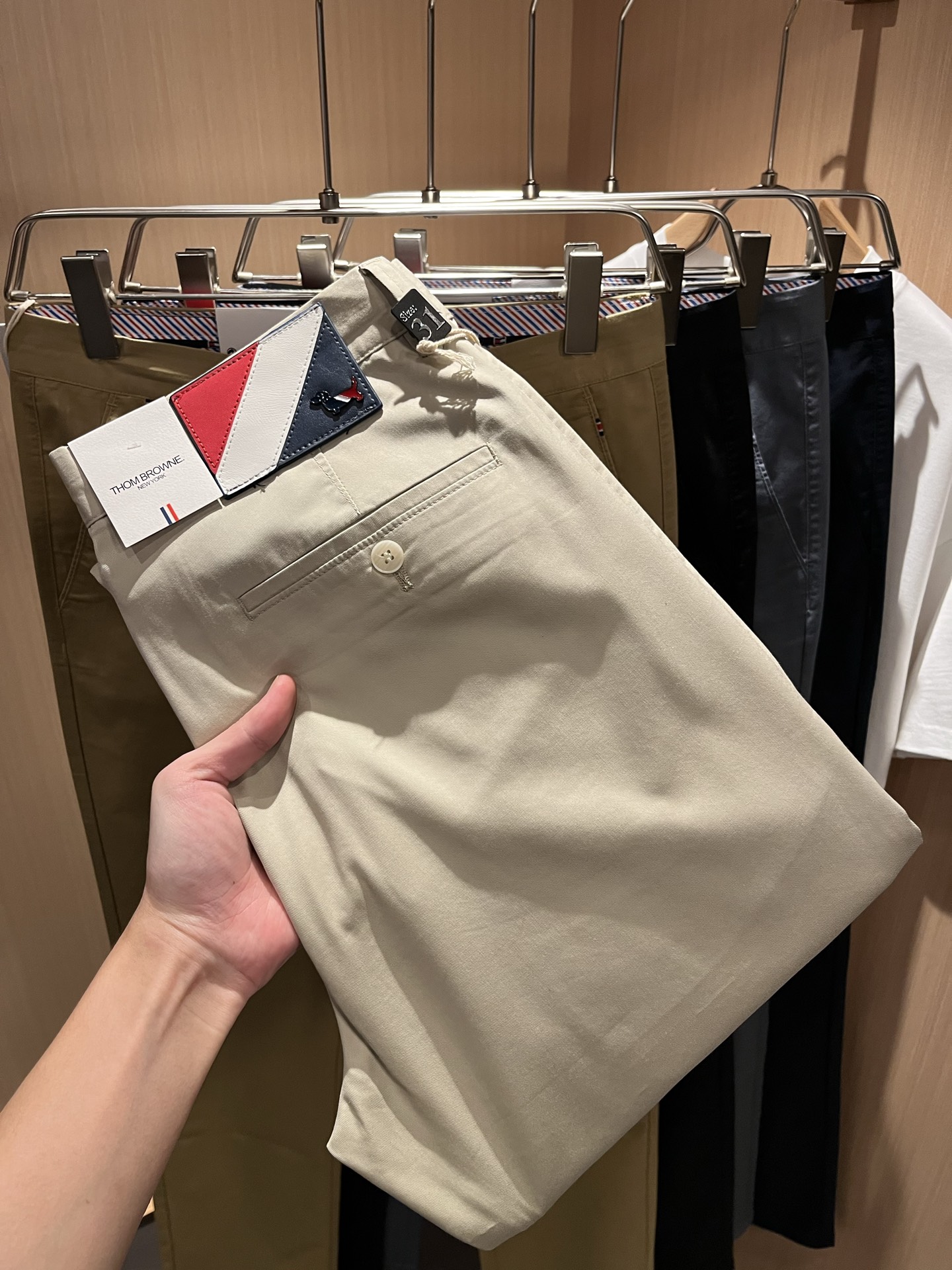 NO:501445,ThomBrow*e Tom*Long ~ 2025 spring and summer new casual trousers, available at the same time on the official website, unique design charm, very high-end, simple but not simple, new model of ready-to-wear!  The fabric is selected with unique elastic spandex fabric, which feels smooth and soft, has texture, and has a strong sense of verticality. The upper body is smooth and not tight, and the sultry feeling caused by direct ultraviolet rays. Leather logo design!  The style is harmonious and unified, with the ultimate craftsmanship level. The side is very unique and tailored, very flavorful, delicate and comfortable to wear, showing sports vitality and exquisite details. The classic and perfect layout design shows fashion vitality in daily leisure life. Improve men's charm and style and achieve high-end models. Size 30-40,,alexander wang19860909ThomBrow*e汤姆*朗 ~2025春夏新款休闲西裤,官网同步有售,独特设计魅力,非常高端,简约不简单,成衣新典范！面料精选独特弹力氨纶面料,手感光滑柔软,有质感,有很强的垂直感,上身爽滑不紧绷,紫外线直射造成的闷热感,皮革logo设计！风格和谐统一,极致工艺水平.侧面非常独特裁剪设计风格,非常有味道,精致细腻,好穿舒适,展现运动活力,细节考究.经典完美版型设计,日常休闲生活中展现时尚活力.提升男士魅力格调,成就高端典范.尺码30-40,,alexander wang,Men's clothing