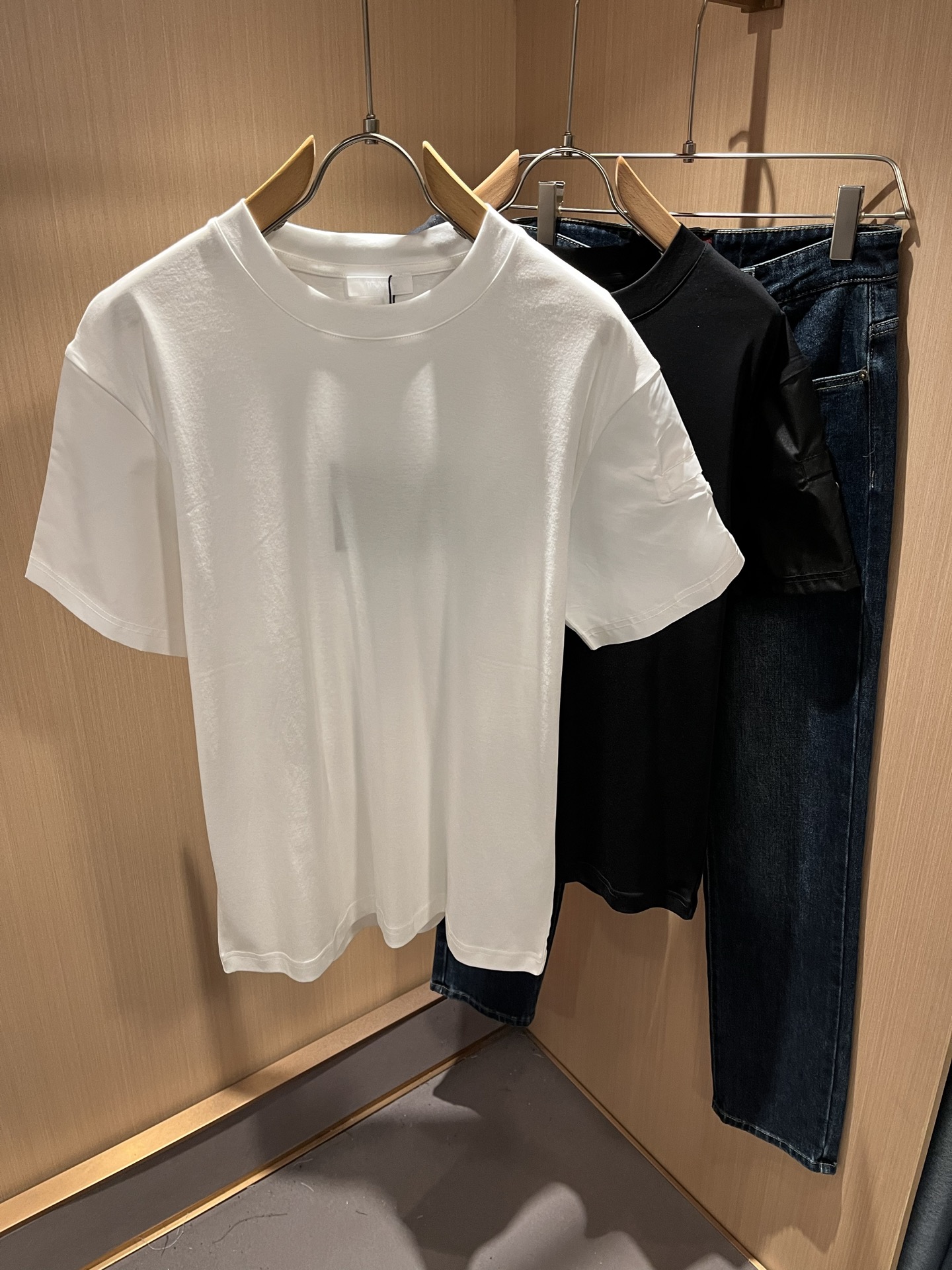 NO:501486,PRAD*A Pu*da 2025 spring and summer new short-sleeved T-shirt, the latest model is exclusively available on the entire network!  !  ~ It is classic and fashionable and versatile, who doesn’t like it? It will show the classic again. It is very pleasing to the eye and comes with a low luxury halo and recognition!  Pr*da's traditional brand concept and modern advanced technology are perfectly combined. Coupled with the extremely modern and simple design, P-family exclusive logo pattern hardware design!  Customized 100% imported pure cotton fabric!  The texture of this model is quite touching, the specifications and grades are known with tentacles. The degree of delicateness and breathability are top-notch!  Size M-3XL, prada, T-shirt,tees, t-shirt,alexander wang19860909PRAD*A普*达2025春夏新款短袖T恤,最新款全网独家首上！！~既经典有时尚百搭,谁不爱啊,将经典再次展现,非常的耐看,自带低奢光环与辨识度！Pr*da传统的品牌理念和现代化的先进技术进行了完美结合.加上极其现代摩登风范的简约设计,p家专属logo图案五金设计！定制百分百进口纯棉面料！此款的质感相当感人 触手便知规格档次 细腻程度与透气效果堪称顶级！尺码M-3XL,,prada,T-shirt,tees，t-shirt,alexander wang,Men's clothing