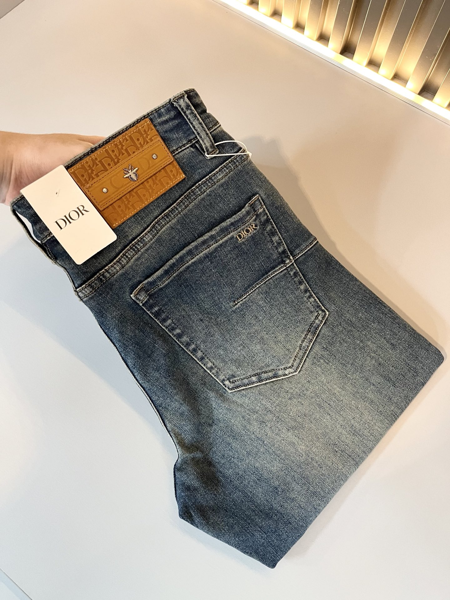 NO:499843,Dio*r Dijia 2025 spring and summer men's washing small straight jeans!  Trading company channel is awesome, with excellent quality, versatile versatile pants king in the fashion circle, European and American street photography mid-to-high frequency wear demonstration, leather waist brand logo design!  And it is a must-have item for luxury brands every season!  Very pure and minimalist design tone!  Adhering to the D family's consistent fashion proposition, it is quite eye-catching, and it demonstrates its ingenious craftsmanship and strongly posits its brand identity!  Customized Italian tannin fabrics are invincible in texture and have a charm, perfect style and tailoring, and excellent slimming effect. They can sweep the wardrobe and match any top set. They are widely compatible and casual, with full upper body shapes and invincible fashionable and versatile!  Size 29 -40,dior,dior,dior,jeans,alexander wang19860909Dio*r 迪家 2025春夏男士水洗小直筒牛仔裤！贸易公司渠道牛货,品相超赞,时尚圈万能的百搭裤王,欧美街拍中高频穿搭示范,皮革腰牌logo设计！且是奢侈品牌每季必出的单品！非常纯粹极简的设计基调！秉承了D家一贯的时尚主张,颇具看点,即彰显了匠心工艺又有力的标榜了品牌身份！客供意大利定制丹宁面料,质感无敌赞,颇具韵味,版型剪裁完美,提臀修身显瘦效果极佳,可横扫衣橱任何的上装搭配,兼容性广泛,休闲兼备,上身型款十足,无敌的时髦百搭神品！尺码29 -40,,dior,dior,dior,jeans,alexander wang,Men's clothing