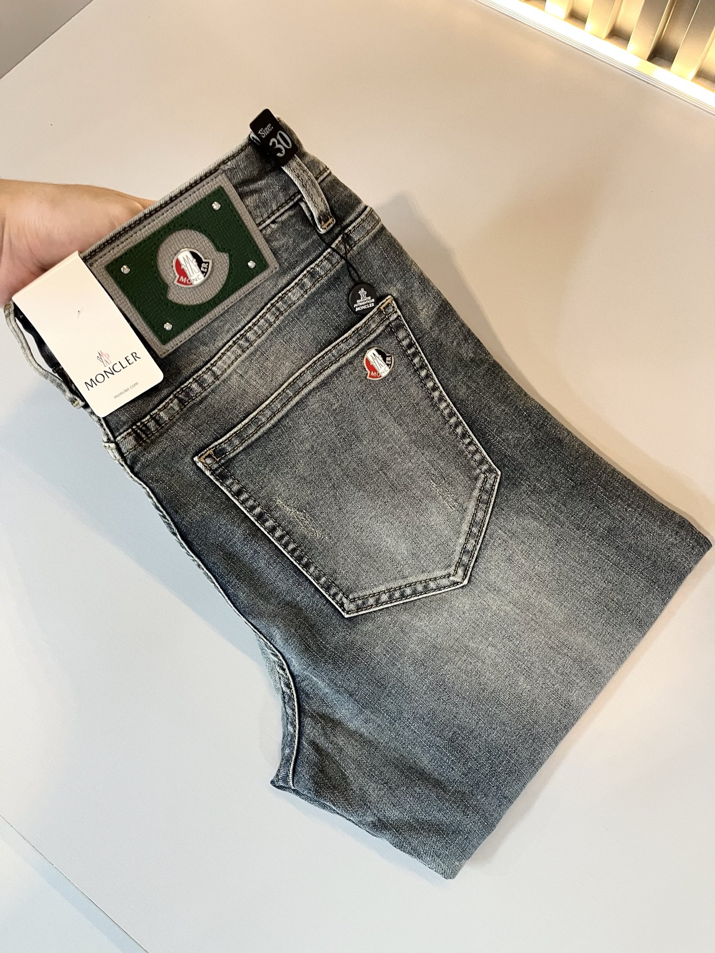 NO:499833,MONC Meng*kou's new spring and summer jeans are available in trading companies and are released on the official website at the same time!  M Scarce Channel Order Products, Quality Control Close Your Eyes to Accept It’s No Regret!  Customized original logo badge design!  This denim trousers are made of imported pure cotton fabrics!  The top denim fabric is carefully crafted, the ingredients are very basic but super perfect. The surface twill feels clear and natural, and the feel is really tough. The actual product will definitely make you convinced and can withstand the test of random counters!  The style is also very outstanding, and it is a super slim style. If you can meet it, please quickly accept it, which will save you a lot of effort in matching!  Size 29-40, jeans,alexander wang19860909MONC蒙*口2025春夏新款牛仔裤,贸易公司渠道稀出,同步官网发售！M稀缺渠道订单臻品,品质控闭眼收走的不后悔款！定制原版logo徽章设计！本款牛仔长裤选用客供进口纯棉面料！顶级牛仔面料精心制作,成份组合很基础却又是超完美,表面斜纹肌里感清晰自然,手感瓷实有韧性,实物到手绝对让你为之诚服,经得起随意柜台支验！版型方面也非常出色,属于超显瘦的版型,能碰到的就赶紧收下,会让你在搭配方面省下不少力！尺码29-40,,jeans,alexander wang,Men's clothing