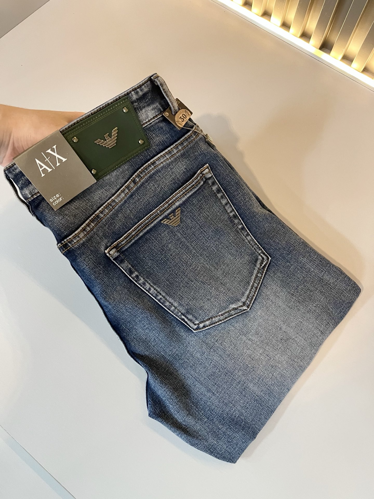 NO:499838,Arman A*ni's new spring and summer style for men's small straight jeans, trading company orders!  Synchronized on the official website, classic works are very good to match clothes, and they taste very good no matter how you wear them. Original imported retro denim fabric, soft feel, truly low-key and luxurious, very suitable for autumn and winter wear. Standard straight slim fit style, more comfortable to wear, unrestrained, and particularly particular about accessories. Exquisite original logo logo waist brand design!  The lining is very solid. The point is that it has very high cost performance and very good quality. It is worth buying!  Size 29-40, Armani,jeans,alexander wang19860909Arman阿*尼2025春夏新款男士小直筒牛仔裤,贸易公司订单！官网同步 经典之作很好搭配衣服哦 怎么穿都很有味道 原版进口复古牛仔布面料 柔软手感 真正的低调奢华 很是适合秋冬季节穿着 标准直筒修身版型 穿起来更加舒服 无拘无束 辅料上面特别的讲究 精致原版标志logo腰牌设计！内衬走线都非常的扎实 重点就是 性价比非常高 质量非常好 值得购入！尺码29-40,,armani,jeans,alexander wang,Men's clothing