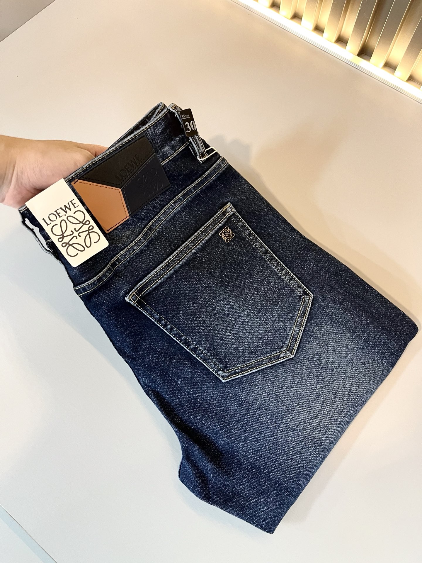 NO:501460,LO*WE/Luo*We 2025 spring and summer new men's fashion high-end casual pants, Hong Kong foreign business channel products, original Japanese products, pure blood quality, perfectly continues the essence and genes of LOE*'s home. From the main fabric to the detailed craftsmanship, all show the ingenuity of quality, use multiple brand elements to interpret, and choose precious cowhide material to build a logo waist brand leather design!  Identity manifestation that belongs to the soul!  Customer-supplied high-end imported pure cotton fabrics, very high-end and fashionable detailed craftsmanship, red ear cloth is completed by a specific antique loom. This element represents the identity and rank of jeans, which is very worthy of careful appreciation!  In terms of matching, it is invincible and explains the versatility in place, with ingenious details and exquisite accessories. The auxiliary materials are all provided by foreign merchants. They are tailored and slim, and the upper body is lifted with an excellent effect. They are a styling item that is hard to come by!  Size 30 -40, loewe, jeans, cowhide, alexander wang19860909LO*WE/罗*威2025春夏新品男士时装款高端休闲裤,香港洋行渠道货,日本原厂出品,纯血统品质,完美延续了LOE*家的精髓与基因,从主体面料到细节工艺,无不彰显出品质的匠心所在,运用多个品牌元素标识来诠释,选取矜贵的牛皮材质构建logo腰牌皮革设计！属于灵魂式的身份彰显！客供高级进口的纯棉面料,非常高级且时髦的细节工艺,赤耳布是由特定古董织布机完成,此元素代表着牛仔裤的身份及段位,非常值得细品悦人！在搭配上所向无敌,把百搭阐释到位,细节匠心考究,辅料皆为外商客供,剪裁合体修身,上身提臀效果绝佳,可遇而不可求的造型单品！尺码30 -40,,loewe,jeans,cowhide,alexander wang,Men's clothing