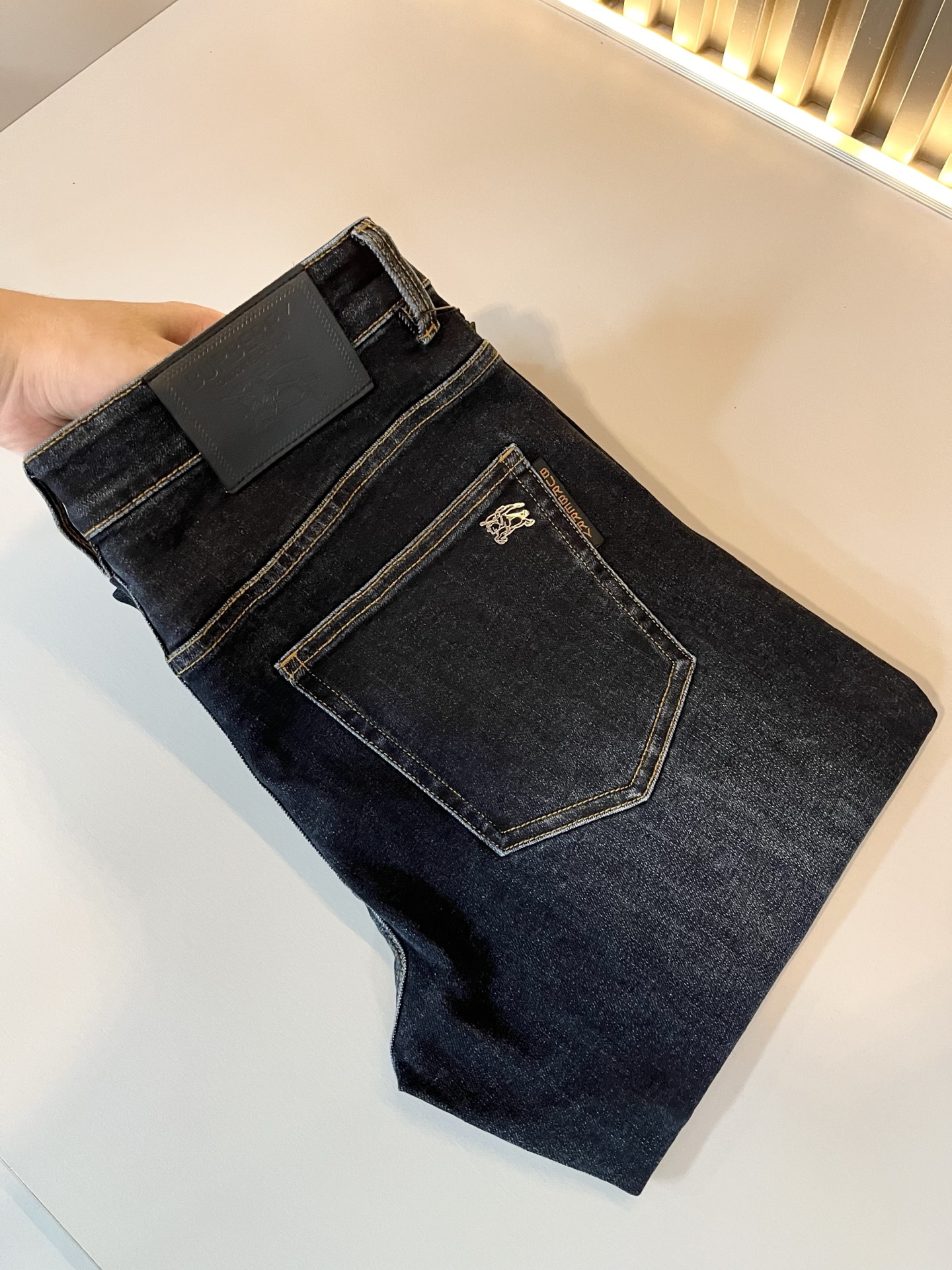 NO:499823,Zegna's new spring and summer 2025 new men's casual jeans, the finale of the channel has appeared!  !  Sold simultaneously at the counter!  It is no exaggeration to say that this trouser is made from the original OEM channel, not a bragging original OEM, but is a product from the domestic ready-to-wear OEM factory officially authorized by Jenia!  Therefore, the ratio of quantity and size is extremely short, so you can earn it if you grab it!  The best pants are officially unveiled!  !  !  !  !  !  Zegna's things have always been one of the only essential outfits for successful business people!  Not everyone can easily surpass the brand's high-end style and its own strong aura. No matter which season the style is, it is a standard temperament!  However, the fabric style is between business and casual and daily wear, and the waist design logo waist brand decoration!  Only Jenya, who can design a pair of trousers so well-suited to the public, is the only one who focuses on men's clothing, business and casualness!  Whether you wear this style in a casual occasion or in a business occasion, you must wear it well and be able to wear it to your own taste!  Pants that give yourself unlimited points!  Size 29-40, zegna, jeans, alexander wang19860909Zegna 杰尼亚 2025春夏新款男士休闲牛仔裤,压轴的渠道货出现了！！柜台同步销售！ 毫不夸张的说,此款裤装是原厂代工渠道的货,并不是吹牛的原厂代工,完全是由杰尼亚官方授权的国内成衣代工厂出来的产品！所以数量跟尺码配比都极度紧缺,抢到就是赚到！最好的裤装正式揭幕！！！！！！Zegna的东西,从来都是成功商务人士的专属必备行头之一！品牌高级的格调以及自带强大的气场并不是所有人都能轻易凌驾的.无论哪季的款式都是都是气质标配！但是面料版型又介乎于商务休闲跟日常穿着之间,腰身设计logo腰牌修饰！能将一款裤装设计到如此贴合大众穿着,也就只有专注于男装商务休闲的杰尼亚了！不论您是休闲场合穿搭,或者商务场合此款都能搭配的恰到好处要穿,就必须穿好的,能穿出属于自己品味的！给自己无限加分的裤子！尺码29-40,,zegna,jeans,alexander wang,Men's clothing