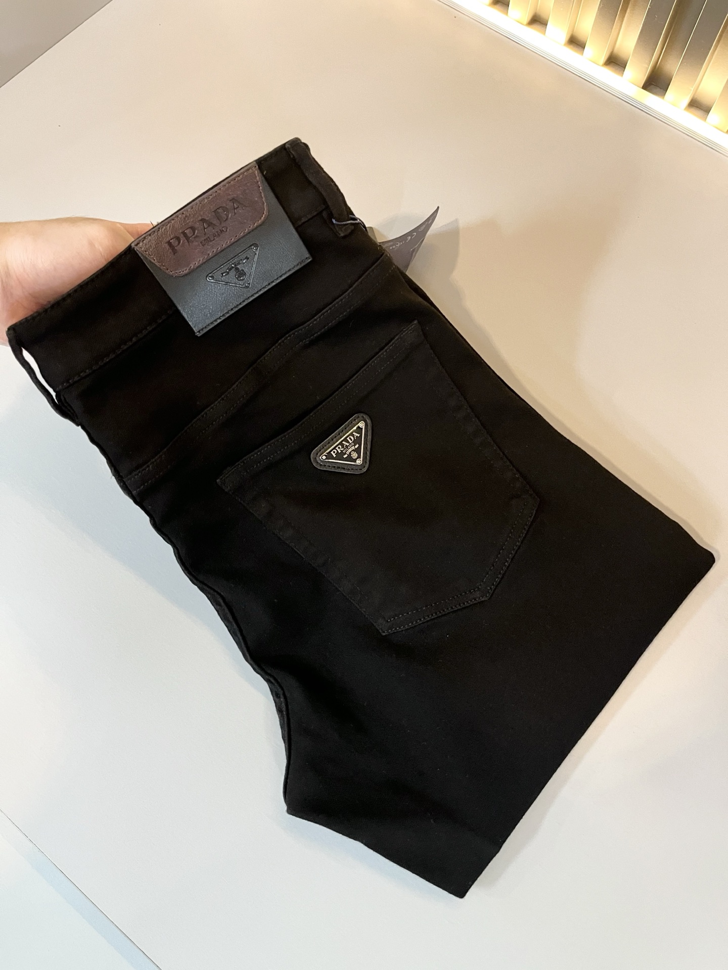 NO:499828,PRA*DA Prada 2025 Spring and Summer New Products are on sale!  Denim is high-end, versatile and pragmatic, and not sensational!  Limited editions in Hong Kong, Macao and Taiwan!  !  Three-dimensional cut cotton material!  The Taiwan foreign trade company undertakes the exquisite and delicate materials, which seems to be Prada's patented high-quality custom-made original hardware logo design!  Not only in the material, color and style, the life philosophy behind the design just fits the dual mentality of modern people's pursuit of personal practicality and fashion aesthetics, and achieves a perfect balance between function and aesthetics. It is not only the display of fashion trends, but also the ultimate of modern aesthetics. P's vision does not limit the indispensable components of the core value of fashion brands, another alternative to mature styles and sizes 29-40, prada, prada, alexander wang19860909PRA*DA 普拉达 2025春夏新品发售！牛仔高级百搭实用主义不哗众取宠！港澳台地区限定款！！立体裁剪纯棉材质！台湾外贸公司承接、材质精致细腻似乎是普拉达专利品质上乘 定制原版五金logo设计！不仅在材料、颜色与款式工夫,设计背后的生活哲学正巧契合现代人追求切身实用与流行美观的双重心态,在机能与美学之间取得完美平衡,不但是时尚潮流的展现,更是现代美学的极致.P的视野并没有局限时尚品牌核心价值中不可或缺的组成部分、的另一种选择替代风格成熟、尺码29-40,,prada,prada,alexander wang,Men's clothing