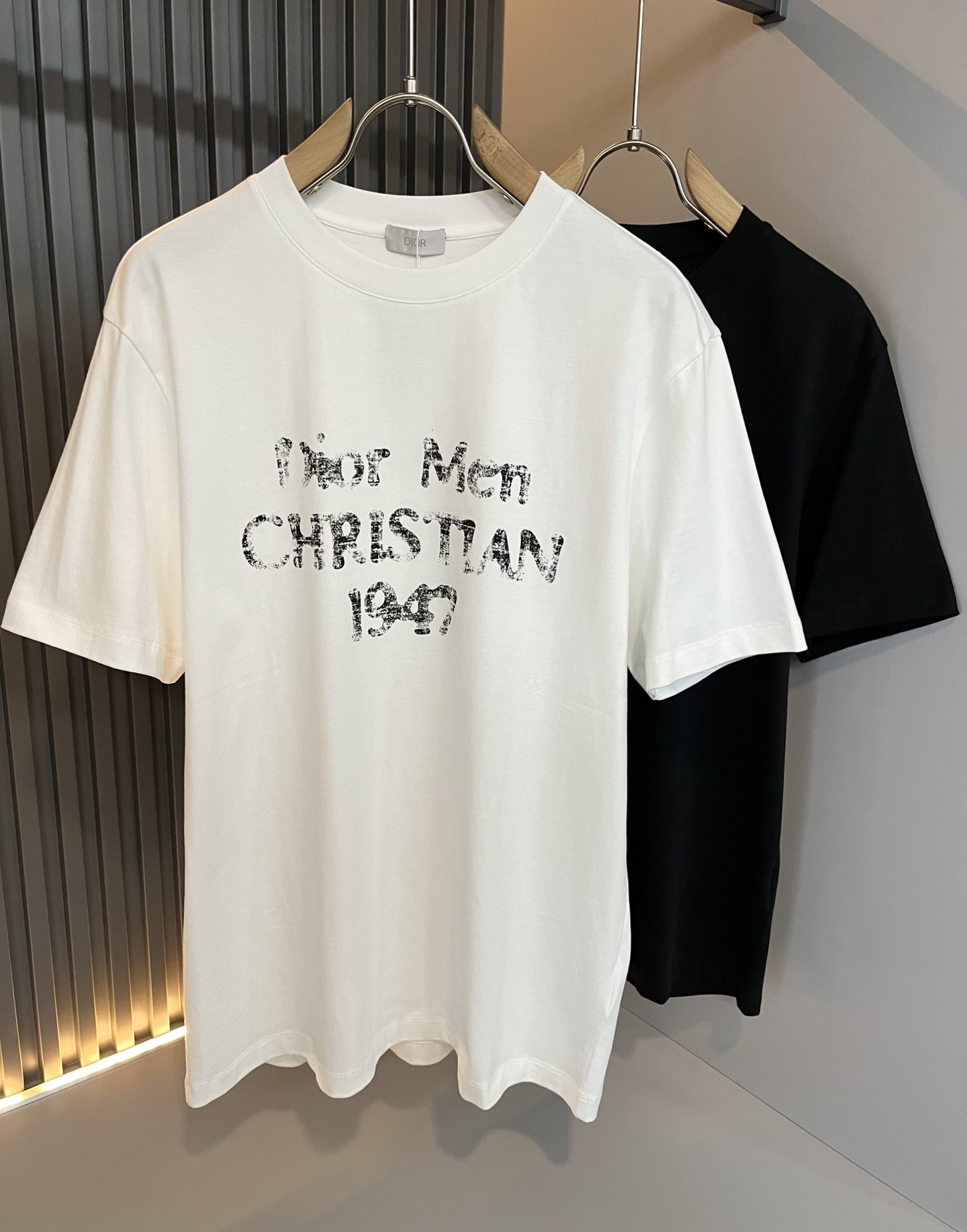 NO:501519,Dio*Dijia 2025 spring and summer new short-sleeved T-shirt for men and women, and the counter is available at the same time!  Customized exclusive 260g pure cotton fabric, customized original craft threads, chest logo pattern printing craft design!  Simple and generous, calm and versatile, extremely high-end, perfectly integrated with fashion and style, a top fashionable style that perfectly suits the outside wear!  The overall feeling is natural!  The ultimate classic versatile short-sleeved T-shirt is designed with the latest three-dimensional letter logo print elements!  The ultimate perfection of heavy industry!  Fans who pursue high quality are please buy them by themselves, and all fans who know the goods are invited to appreciate this model together!  !  Size M-5XL, dior,dior,T-shirt,tees,t-shirt,alexander wang19860909Dio*迪家 2025春夏新款男女同款短袖T恤,专柜同步发售！定制专属260克纯棉面料,定制原版工艺螺纹,胸前logo图案印花工艺设计！简约大方,从容百搭,档次极高,完美融入时尚还有风情感一款完美符合外穿的顶尖时髦气质款！整体给人浑然天成的感觉！极致经典的百搭型短袖T恤,采用最新的立体字母logo印花元素设计！极致的重工极致的完美！追求高品质的粉丝们请自行抢购,诚邀所有识货的粉丝一同鉴赏此款！！尺码M-5XL,,dior,dior,T-shirt,tees，t-shirt,alexander wang,Men's clothing