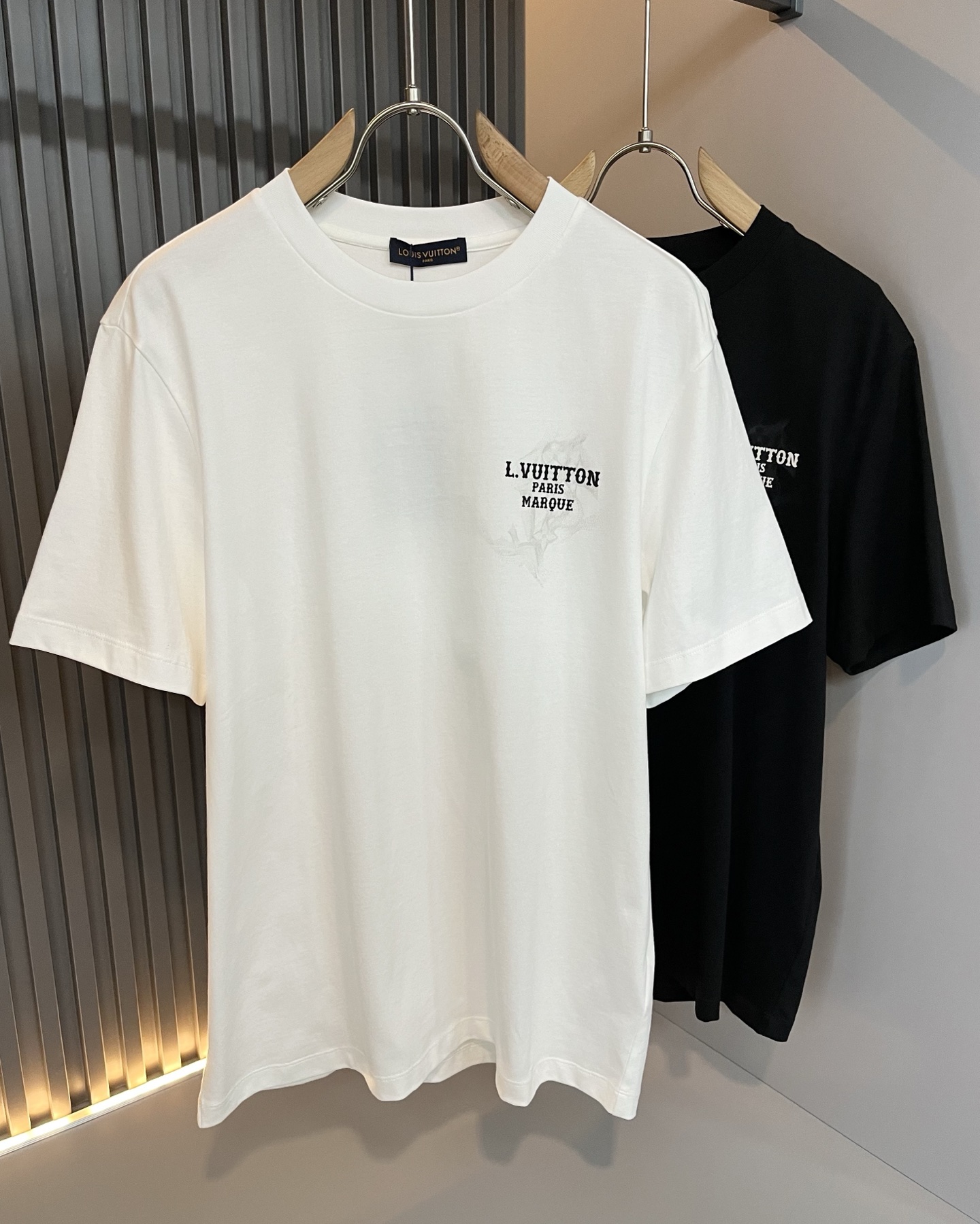 NO:502568,LouisVuitt*Louis*Deng The new series of spring and summer 2025 products are launched, a very fashionable and avant-garde short-sleeved T-shirt for men and women, with logo logo pattern and printing decoration!  Different from the past, it declares the design concept of brand inheritance!  Its eye-catchingness is no less than any classic style, perfectly presenting the fashionable, high-end and luxurious feeling in front of the world!  Made of imported 260 grams of cotton, selected high-quality pure cotton fabrics, soft and soft to the touch, the real thing is definitely beyond your imagination, close to the body and breathable, even if you sweat profusely, you will not feel greasy or stuffy, and will bring sweating and moisture absorption to the extreme!  Size M-5XL, louis vuitton,louis vuitton,t-shirt,tees,t-shirt,alexander wang19860909LouisVuitt*路易*登 2025春夏全新系列单品上线,非常时髦前卫的一款男女同款短袖T恤,标识logo图案印花修饰！区别于以往的不同,宣示品牌传承的设计理念！其吸睛度完全不亚于任何经典款式,将时髦高级感与奢华感完美呈现在世人眼前！客供进口260克全棉材质制成,精选优质纯棉面料,触感软糯亲肤细腻,实物到手绝对超乎你的想象,贴身无比舒适透气,即便是汗流浃背也不会有腻身及闷热感可言,将排汗吸湿性发挥到了极致！尺码M-5XL,,louis vuitton,louis vuitton,T-shirt,tees，t-shirt,alexander wang,Men's clothing