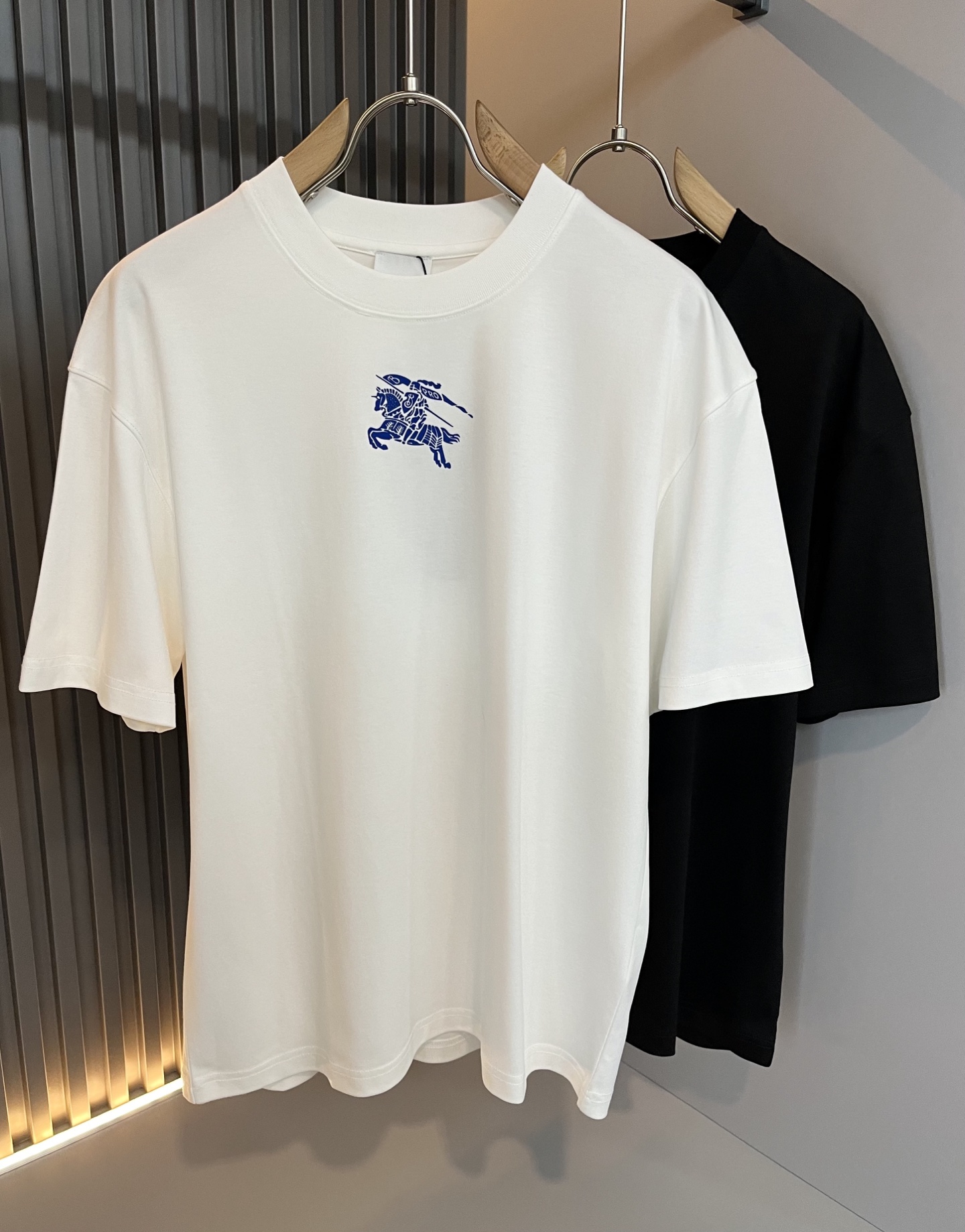 NO:502573,BURBER*Y Ba*li's new spring and summer 2025 short-sleeved T-shirt for men and women, is coming, and is made of a popular environmentally friendly pure cotton fabric recently. It is a high-end outdoor sports and leisure series, which is very popular in sports!  BUR's latest special material, logo pattern glue pressing design!  Fabric is also called memory cloth, which refers to fabrics with morphological memory functions. It instantly kills all versions on the market. It can only be said that it is not a level at all. Whether it is material, detail restoration and craftsmanship, you are not afraid of any challenges. Just to contribute wonderful products to everyone. As always, it is consistent. A style that implements the core concept of BUR will be closely tied to fashion, always maintaining perfection, a simple but not simple design style perfectly meets the outfit you need in daily life. Size: S-2XL, burberry, T-shirt, tees, t-shirt, alexander wang19860909BURBER*Y巴*莉2025春夏新品男女同款短袖T恤,重磅来袭,最近比较火热的环保纯棉面料制作而成,高端户外运动休闲系列,非常火热运动风潮！BUR最新研发的特殊材质,标志logo图案压胶设计！面料也叫记忆布,是指具有形态记忆功能的面料,秒杀市面上一切版本,只能说根本就不是一个级别的存在,不管是材质还是细节还原度以及工艺制作方面,不惧任何挑战,只为给大家奉献绝妙产物一如既往,始终如一,贯彻了BUR核心理念的一个款式将与时尚紧紧的捆绑在一起,时刻保持完美,简约而不简单的的设计风格,完美的满足了你日常所需要的穿搭.尺码:S-2XL,,burberry,T-shirt,tees，t-shirt,alexander wang,Men's clothing