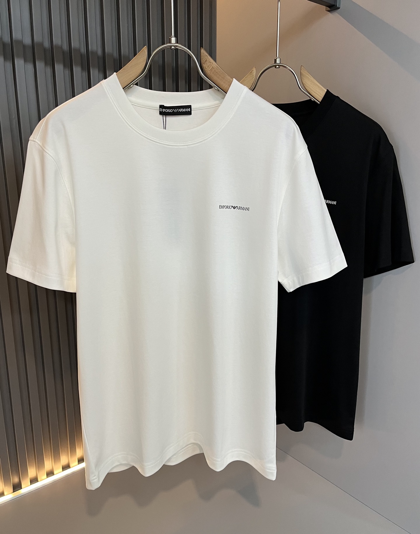 NO:504360,Arman A*ni's new spring and summer 2025 men and women's same casual short-sleeved T-shirt, original single OEM factory order, logo print design!  The simple design is exquisite and elegant, amazing!  Customized original exclusive pure cotton fabric, soft and delicate feel, super comfortable on the upper body, and ultimately enjoy wearing!  Inheriting the classic styles of the past, the upper body effect comes naturally, and simple outfits do not require too many accessories. It can easily create a fashionable feeling, and the return rate will also increase. Get it at a speed!  Size S-2XL, Armani, T-shirt,tees, t-shirt,alexander wang19860909Arman阿*尼2025春夏新款男女同款休闲短袖T恤,原单代工厂订单,标志logo印花设计！简洁的设计精致优雅,令人叹服！定制原版专属纯棉面料,手感柔软细腻,上身超级舒适,极致的穿着享受！继承着以往的经典版型,上身效果自然而来的出彩,简单穿搭无需过多的饰物,轻松搭出时尚感,回头率也会随之提升.速度入手吧！尺码S-2XL,,armani,T-shirt,tees，t-shirt,alexander wang,Men's clothing