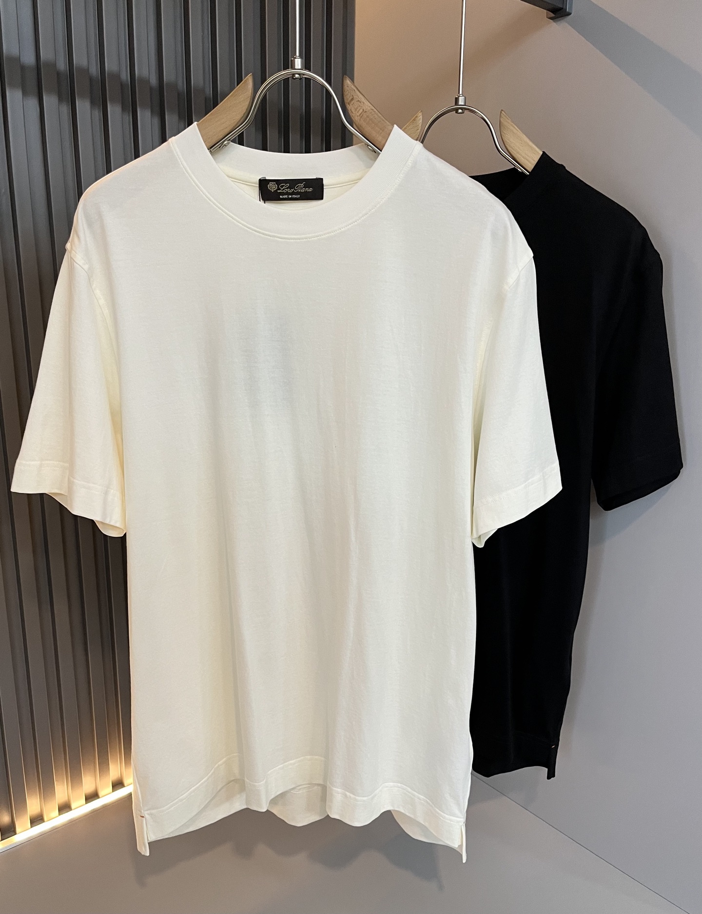 NO:501524,Loro Piana Nuoyou Pianya The latest trade order short-sleeved T-shirt for men in spring and summer 2025, full quality!  !  The upper body is comfortable and breathable, not stiff, and the overall three-dimensional feeling is rich. Quality export orders, customized exclusive pure cotton fabric tailoring to meet the simple needs of commuters for dressing. The upper body is very effective, slim and not picky about the figure. The fabric workmanship... Improper, only good craftsmanship can make you feel good and tasteful. A must-have item for everyone!  Size M-5XL, loro piana, T-shirt,tees, t-shirt,alexander wang19860909Loro Piana诺悠翩雅 2025春夏男士最新的贸易订单短袖T恤,全品相！！上身舒适透气,不僵硬,整体有着丰富的立体感,品质出口订单,定制专属纯棉面料剪裁,满足通勤人们对于着装的简约需求,上身效果很好,显瘦,不挑剔身材.面料做工....无可挑剔,好工艺好面料才能穿出好品味一款,人手必备单品！尺码M-5XL,,loro piana,T-shirt,tees，t-shirt,alexander wang,Men's clothing