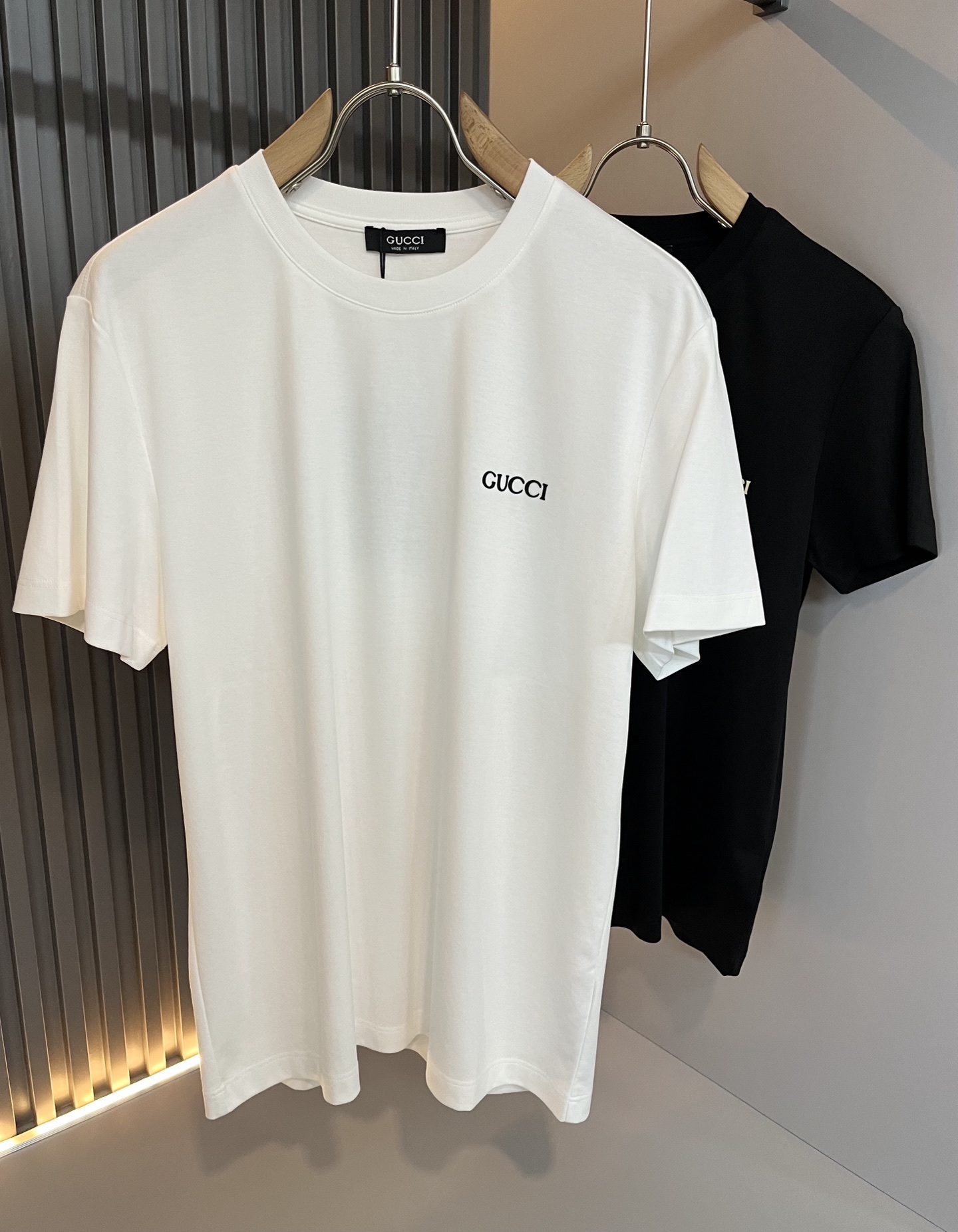 NO:505711,DESCENTE, a new short-sleeved T-shirt in 2025 spring and summer, a professional sports brand since 1935. For more than 80 years, it has always adhered to the 'Design That Moves' with the spirit of design-driven sports, integrating innovative technology with design aesthetics, and creating high-quality sports equipment in multiple professional fields such as skiing, golf, and triathlon!  The latest design elements of the brand!  Neither monotonous nor complicated, it shows taste just right!  Customer-supplied top-level logo stamping design!  Comfortable, sweat-absorbing and breathable, the unique high-end fabric presents a simple and elegant temperament!  Full three-dimensional! Standard cutting design!  Every detail is a synchronized with high-end fashion. Size: M-3XL, T-shirt, tees, t-shirt, alexander wang19860909迪桑特DESCENTE,2025春夏新款短袖T恤,自1935年荣耀至今的专业运动品牌.80余年来,始终坚持“Design That Moves” 以设计驱动运动的精神,将创新科技与设计美学相融合,在滑雪、高尔夫、铁人三项等多个专业领域,打造高品质的运动装备！品牌最新设计元素！既不单调也不复杂,恰到好处的展现品味！客供顶级logo压胶印花设计！舒适吸汗透气根本不在话下,面料独具的高奢感呈现简约优雅气质！饱满立体!标准裁剪设计！每一处细节都是与高端时尚同步的体现.尺码:M-3XL,,T-shirt,tees，t-shirt,alexander wang,Men's clothing