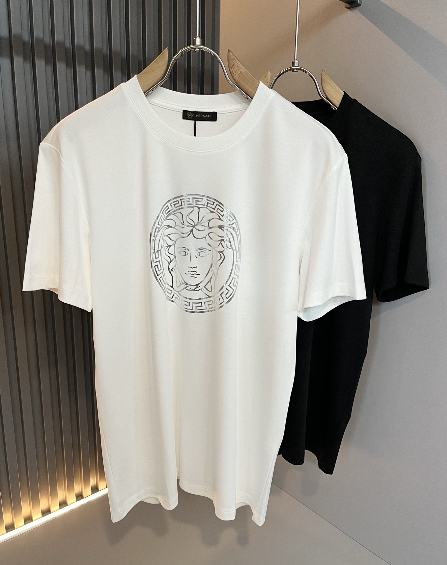 NO:502563,Versa*e Fan*zhe's new spring and summer 2025 men and women's short-sleeved T-shirt for couples, trendy light luxury new products are available, original single replica product, high-end quality, highest version of the market, Milan fashion designer model, sneak peek, exclusive in stock; original mercerized cotton fabric is available for customers!  Customized Medusa logo pattern glue-pressing design, the upper body effect is excellent, and the comfortable and close body shows the temperament!  Code number M-3XL, versace, T-shirt,tees, t-shirt,alexander wang19860909Versa*e 范*哲2025春夏新款男女同款情侣短袖T恤,潮流轻奢新品登场 原单复刻产物 高端品质 市场最高版本 米兰时装设计师款 先睹为快,独家现货发售；客供原版丝光棉面料！定制美杜莎logo图案压胶设计,上身效果超赞,舒适贴身彰显气质！码数M-3XL,,versace,T-shirt,tees，t-shirt,alexander wang,Men's clothing