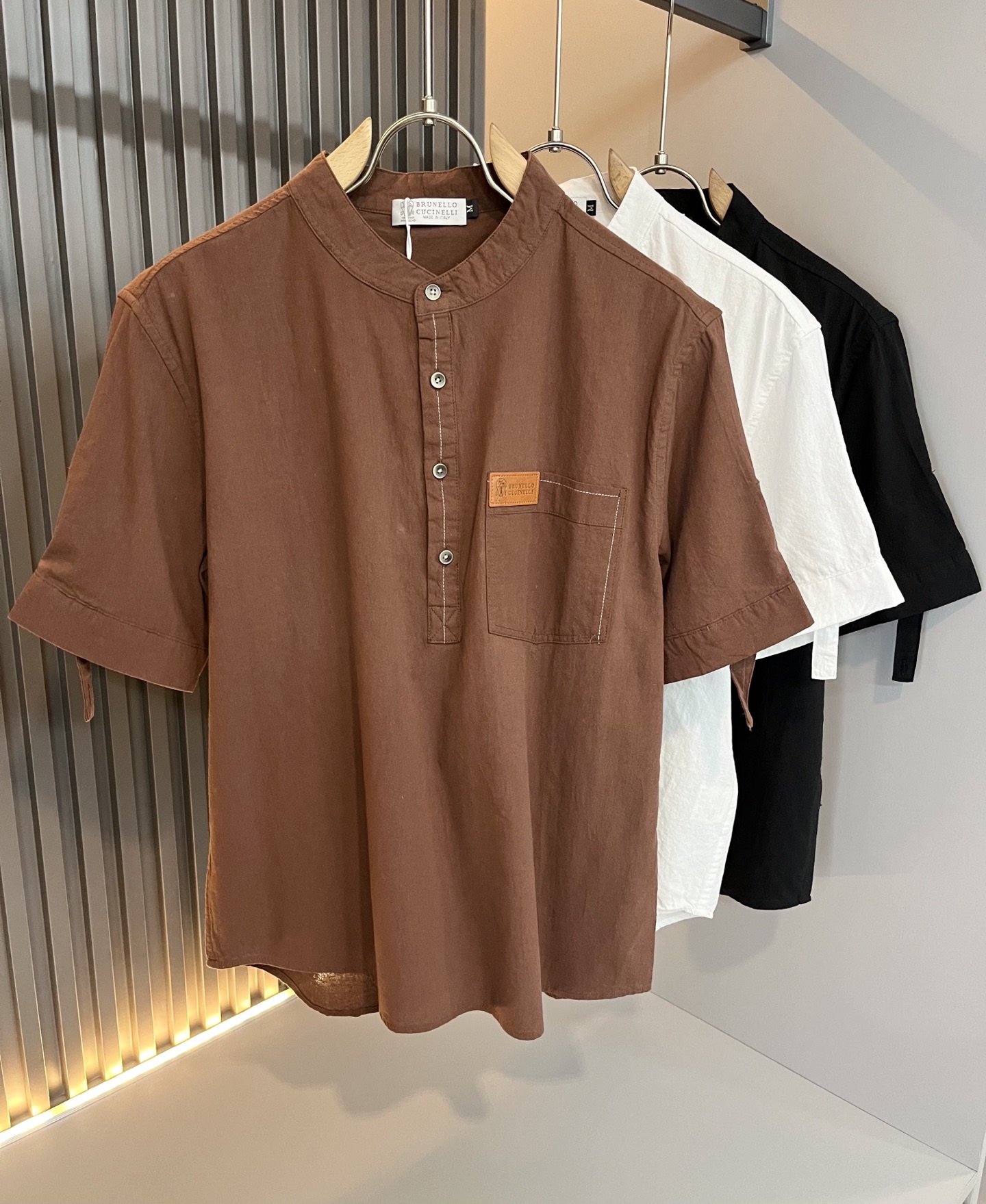 NO:499854,BC-Brunello Cucineli 2025 spring and summer new men's cotton and linen short-sleeved T-shirt, a fashionable and versatile item that many celebrities love to wear!  Leather logo pattern design on chest!  Friends who like classic and simple must not miss this one!  The calm and atmospheric brand style has always been favored by the upper class! It is also the best choice for fashionable items!  The upper body is so handsome, highly recommended!  !  !  In addition to its own brand added value, the biggest attraction of this shirt is that this shirt has a high cost-effectiveness in terms of color matching and material!  Customized original exclusive cotton and linen material design!  Environmentally friendly washing, customized fabric, pre-shrinkage treatment to ensure a crisp style, the fabric feels super soft and smooth and sweat-absorbing!  Good elasticity, no deformation in the washing water, comfortable and smooth feel, soft and comfortable upper body, classic fashionable design, simple and not complicated, very pleasing to the eye!  Code number M-4XL, brunello cucinelli, T-shirt, tees, t-shirt, alexander wang19860909BC-Brunello Cucineli 2025春夏新款男士棉麻短袖T恤,众多明星都爱穿的时尚百搭单品！胸前皮革logo图案设计！喜欢经典简约的朋友,一定不能错过了这款！沉稳大气的品牌风格一直以来备受上层人士的青睐!也是时尚单品的不二之选！ 上身帅到爆了,强烈推荐！！！这件衬衣最大的吸引力除了他本身的品牌附加值,更加肯定的是这款衬衣无论在颜色搭配还是材质上都有很高的性价比！ 定制原版专属棉麻材质设计！环保水洗,定制面料,预缩处理,确保版型的挺括,面料手感超柔顺滑又吸汗！弹性好,洗水不变形,手感舒适顺滑,上身柔和舒适,经典的时尚设计,精简不繁,很是耐看！码数M-4XL,,brunello cucinelli,T-shirt,tees，t-shirt,alexander wang,Men's clothing