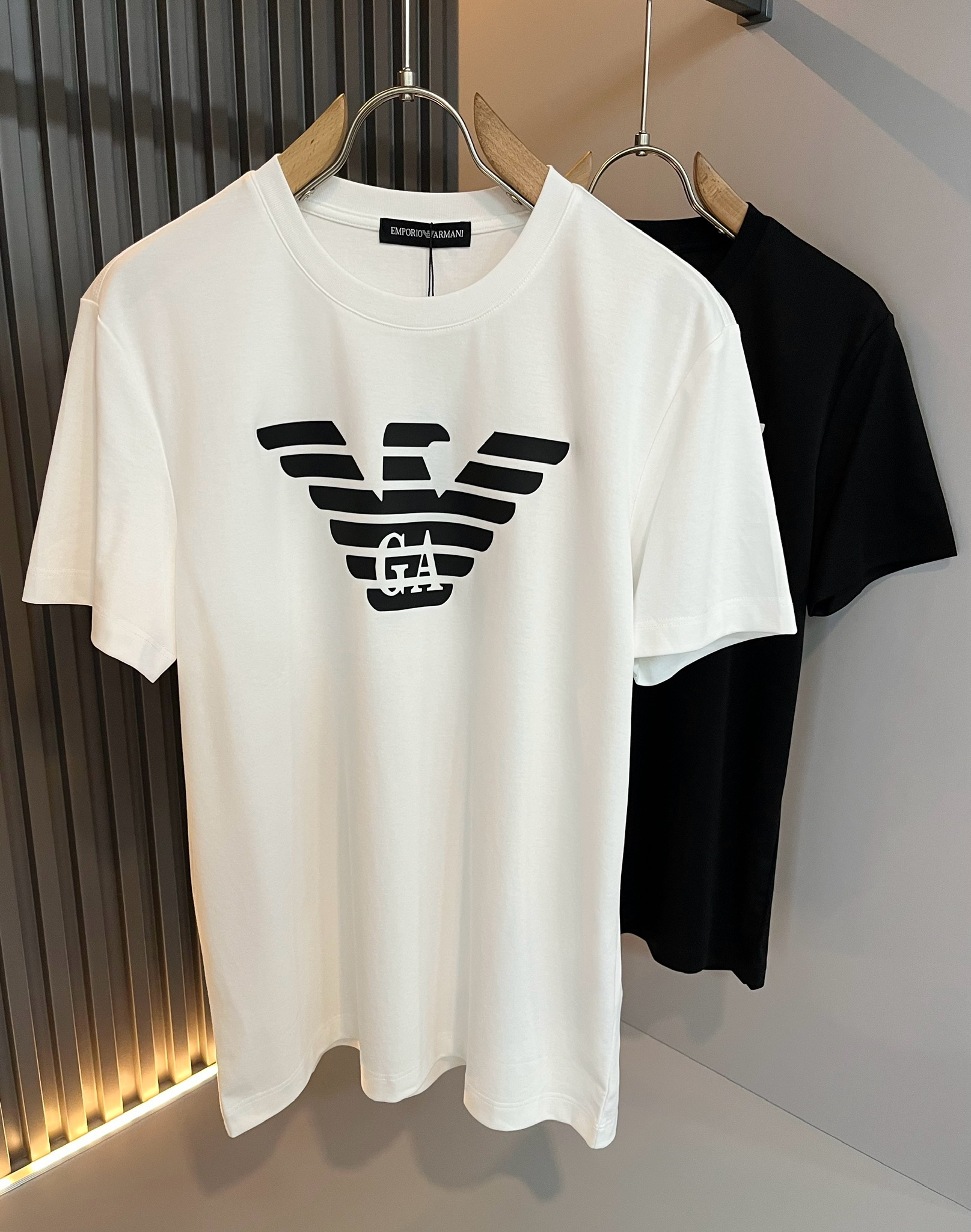 NO:501514,Arman A*ni's new spring and summer 2025 men and women's same casual short-sleeved T-shirt, original single OEM factory order, logo glue pressing design!  The simple design is exquisite and elegant, amazing!  Customized original exclusive pure cotton fabric, soft and delicate feel, super comfortable on the upper body, and ultimately enjoy wearing!  Inheriting the classic styles of the past, the upper body effect comes naturally, and simple outfits do not require too many accessories. It can easily create a fashionable feeling, and the return rate will also increase. Get it at a speed!  Size M-3XL, Armani, T-shirt,tees, t-shirt,alexander wang19860909Arman阿*尼2025春夏新款男女同款休闲短袖T恤,原单代工厂订单,标志logo压胶设计！简洁的设计精致优雅,令人叹服！定制原版专属纯棉面料,手感柔软细腻,上身超级舒适,极致的穿着享受！继承着以往的经典版型,上身效果自然而来的出彩,简单穿搭无需过多的饰物,轻松搭出时尚感,回头率也会随之提升.速度入手吧！尺码M-3XL,,armani,T-shirt,tees，t-shirt,alexander wang,Men's clothing