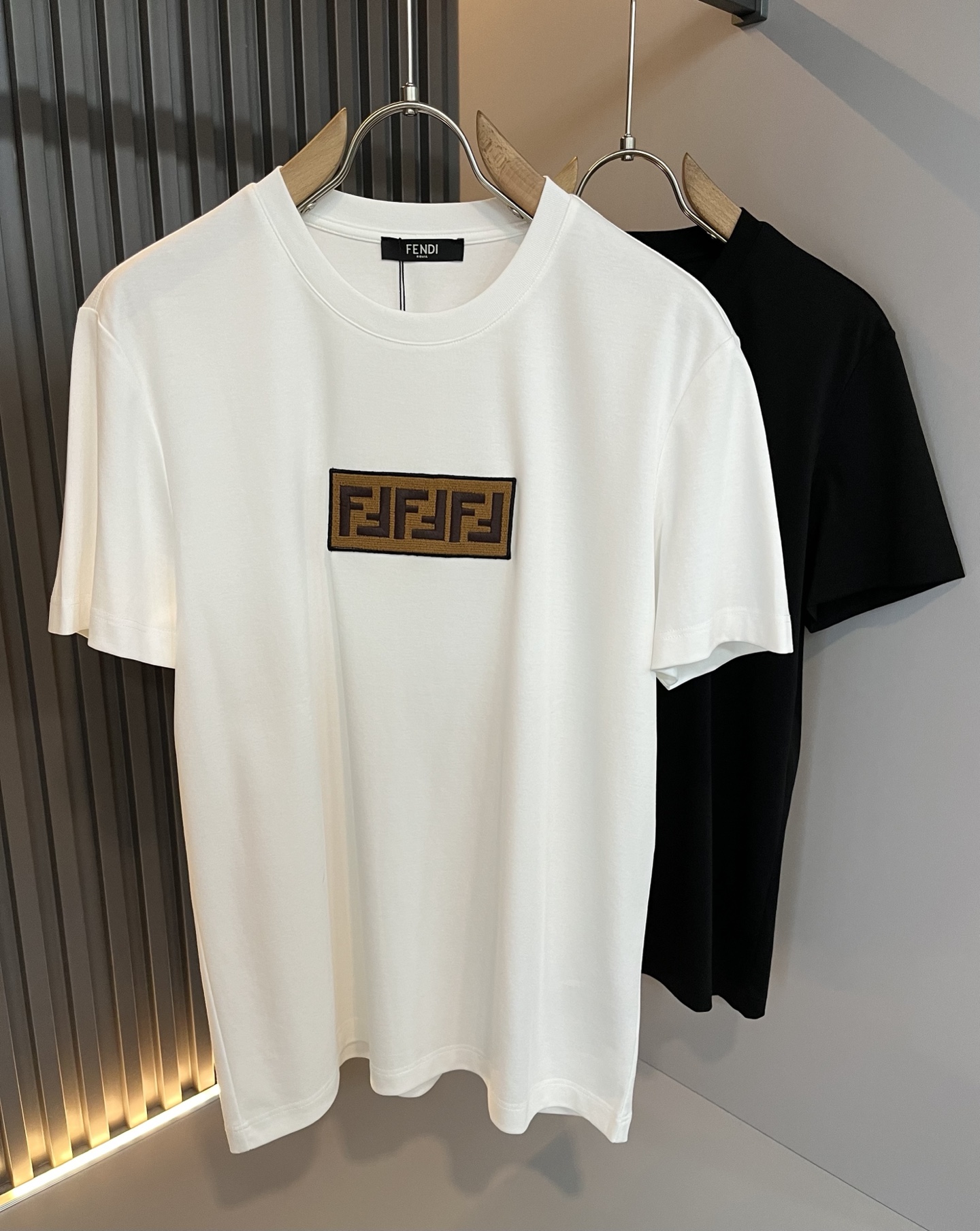 NO:504395,FEN*I FEN*Di's new spring and summer 2025 FD family FF men and women short-sleeved T-shirt, versatile and minimalist short-sleeved shirts for men and women. Original Italian orders, popular FD family items, simple and pure colors. The FD family's enduring iconic products, high-quality products with full representation and full specifications, and high-quality products that all FD fans are worth buying!  Pure Yidian channel orders, high-end and popular products from the FD family, very popular items at the moment, and embroidery decoration of the iconic letter logo pattern!  High-end goods worth keeping and giving away to others!  It is trendy and beautiful, with a full sense of trendy atmosphere, and has a very high level and specifications. It uses a very classic black and white color combination, giving people a strong visual impact and has a very high recognition. It is top-quality exclusive pure cotton fabric, created with a soft, delicate and comfortable touch, and has a very high-end and classy appearance!  Perfectly interprets the charm of the brand and leaves a deep impression. It is more fashionable and charming. It has simple, elegant and fashionable upper body, and is even more stressful for outfits!  The inner wear alone is very delicious and beautiful scenery that cannot be ignored!  Size M-3XL, fendi,dior,T-shirt,tees,t-shirt,alexander wang19860909FEN*I 芬*迪2025春夏新款FD家族FF男女同款短袖T恤,男女同款百搭极简短袖.意大利原厂订单,FD家族人气单品,简约纯色系打造.FD家族经久不衰的标志性臻品,代表性十足,规格感十足的精品,所有FD粉丝都值得抢购的精品！纯正意代渠道订单,FD家族的高奢人气爆款产物,当下十分火爆的单品,标志性字母logo图案刺绣修饰！值得自留和送人的高端货！新潮又好看,潮流气息感十足,档次规格感极高,并且采用十分经典的的黑白双色搭配,给人的视觉冲击感相当强烈,有着极高的辨识度,顶级专属纯棉面料,打造,触感柔软细腻舒适,品相相当高级有档次！完美诠释品牌魅力,给人留下深刻印象.更具时尚与韵味,上身简约大方时尚,对于穿搭更是毫无压力！单穿内搭都极有味道,不可忽视的靓丽风景线！ 尺码M-3XL,,fendi,dior,T-shirt,tees，t-shirt,alexander wang,Men's clothing