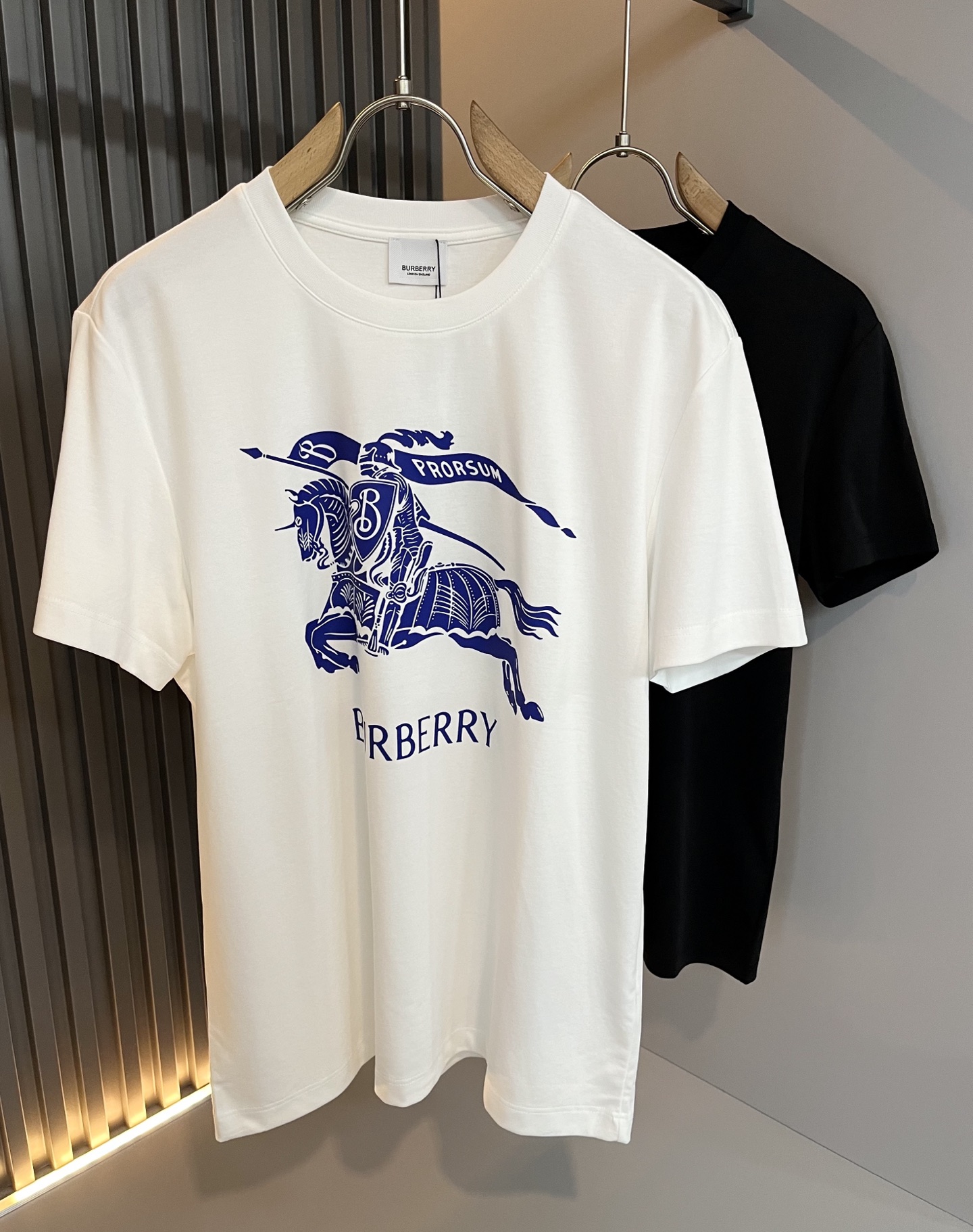 NO:499819,BURBER*Y Ba*li's new spring and summer 2025 short-sleeved T-shirt for men and women, is coming, and is made of a popular environmentally friendly pure cotton fabric recently. It is a high-end outdoor sports and leisure series, which is very popular in sports!  BUR's latest special material, logo pattern printing design!  Fabric is also called memory cloth, which refers to fabrics with morphological memory functions. It instantly kills all versions on the market. It can only be said that it is not a level of existence at all. Whether it is material, detail restoration and craftsmanship, you are not afraid of any challenges. Just to contribute wonderful products to everyone. As always, it is consistent. A style that implements the core concept of BUR will be closely tied to fashion, always maintaining perfection, a simple but not simple design style perfectly meets the outfit you need in daily life. Size: M-3XL., burberry, T-shirt, tees, t-shirt, alexander wang19860909BURBER*Y巴*莉2025春夏新品男女同款短袖T恤,重磅来袭,最近比较火热的环保纯棉面料制作而成,高端户外运动休闲系列,非常火热运动风潮！BUR最新研发的特殊材质,标志logo图案印花设计！面料也叫记忆布,是指具有形态记忆功能的面料,秒杀市面上一切版本,只能说根本就不是一个级别的存在,不管是材质还是细节还原度以及工艺制作方面,不惧任何挑战,只为给大家奉献绝妙产物一如既往,始终如一,贯彻了BUR核心理念的一个款式将与时尚紧紧的捆绑在一起,时刻保持完美,简约而不简单的的设计风格,完美的满足了你日常所需要的穿搭.尺码:M-3XL.,,burberry,T-shirt,tees，t-shirt,alexander wang,Men's clothing