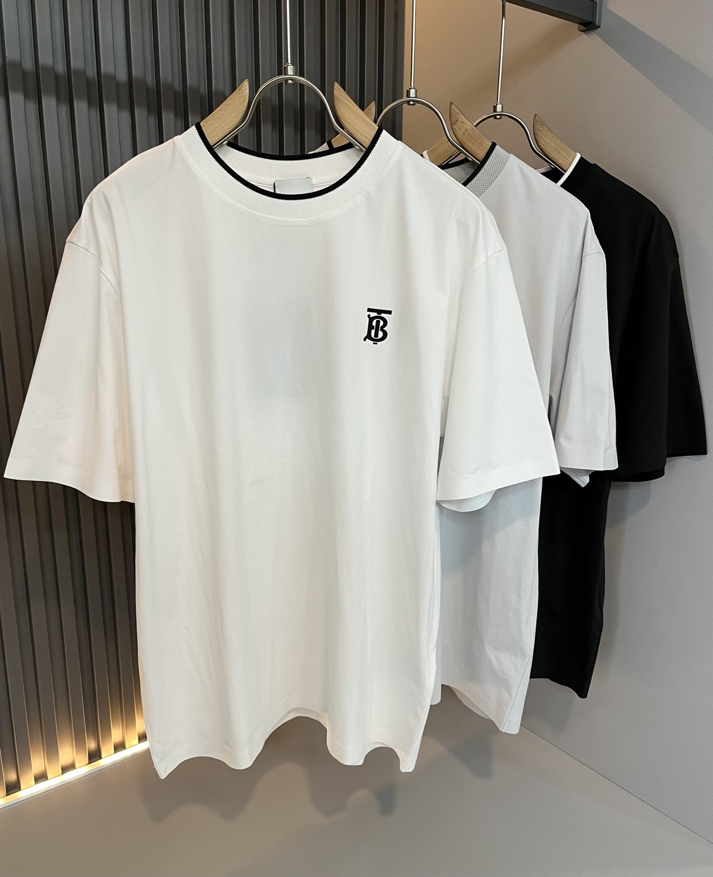 NO:499849,BURBER*Y Ba*li's new spring and summer 2025 short-sleeved T-shirt for men and women, is coming, and is made of a popular environmentally friendly pure cotton fabric recently. It is a high-end outdoor sports and leisure series, which is very popular in sports!  BUR's latest special material, logo pattern glue pressing design!  Fabric is also called memory cloth, which refers to fabrics with morphological memory functions. It instantly kills all versions on the market. It can only be said that it is not a level of existence at all. Whether it is material, detail restoration and craftsmanship, you are not afraid of any challenges. Just to contribute wonderful products to everyone. As always, it is consistent. A style that implements the core concept of BUR will be closely tied to fashion, always maintaining perfection, a simple but not simple design style perfectly meets the outfit you need in daily life. Size: M-5XL., burberry, T-shirt, tees, t-shirt, alexander wang19860909BURBER*Y巴*莉2025春夏新品男女同款短袖T恤,重磅来袭,最近比较火热的环保纯棉面料制作而成,高端户外运动休闲系列,非常火热运动风潮！BUR最新研发的特殊材质,标志logo图案压胶设计！面料也叫记忆布,是指具有形态记忆功能的面料,秒杀市面上一切版本,只能说根本就不是一个级别的存在,不管是材质还是细节还原度以及工艺制作方面,不惧任何挑战,只为给大家奉献绝妙产物一如既往,始终如一,贯彻了BUR核心理念的一个款式将与时尚紧紧的捆绑在一起,时刻保持完美,简约而不简单的的设计风格,完美的满足了你日常所需要的穿搭.尺码:M-5XL.,,burberry,T-shirt,tees，t-shirt,alexander wang,Men's clothing