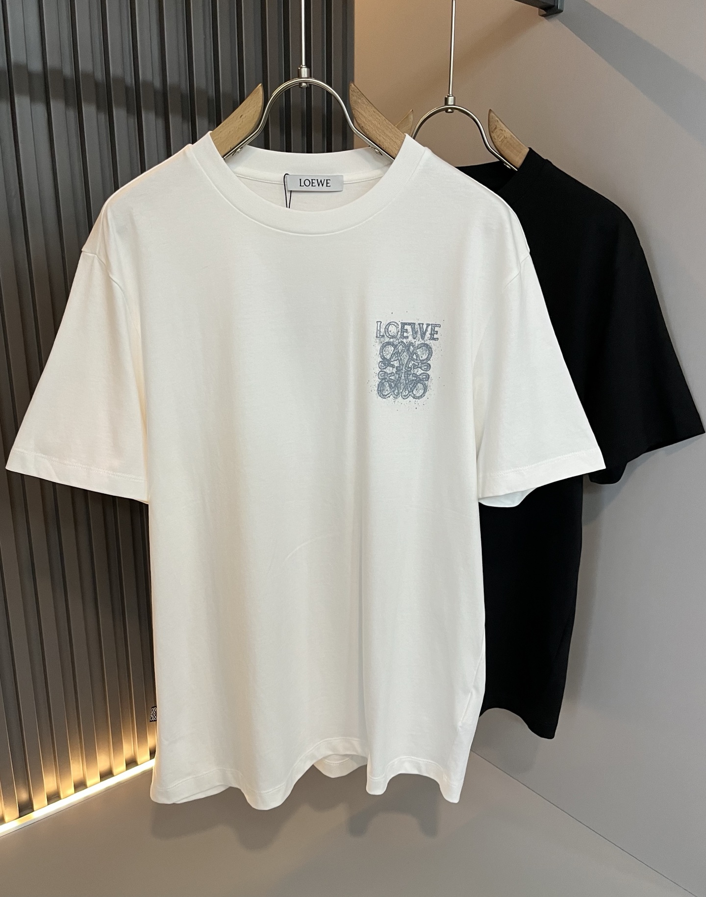 NO:499814,LOE*WE Luo*We 2025 spring and summer new short-sleeved T-shirt for men and women, original Italian order channel, very personalized and high-end style, logo logo pattern printing craft design!  Couple pure cotton short-sleeved T-shirt!  !  The latest fashion trends and popular products are here, and it is another simple and high-end fashion item. It is a fashion product with very high-end outfit charm. It is a must-have item for fashion trends!  Original Italian manufacturer channels, special-level orders, and released at the same time as Hong Kong, Macao and Taiwan buyers. This model is also the latest popular product of Luo Yiweijia this year and the most classic product. Its specifications and grades are beyond doubt!  !  The choice is very diverse, and it can be said that this model naturally has a fresh and natural feeling, showing the brand charm and high-end feeling. The texture of this model is very good, and the heavy weight and brilliant skin-friendliness that can be seen with hands are even better, and it is a complete enjoyment of wearing!  !  Size: M-5XL, loewe, loewe, T-shirt,tees, t-shirt,alexander wang19860909LOE*WE罗*威 2025春夏新款男女同款短袖T恤,意大利原厂订单渠道,极具个性高级风,标志logo图案印花工艺设计！情侣款纯棉短袖T恤！！最新时尚潮流人气产物驾到,又是一款简约高级的时尚单品,穿搭魅力十分高级不俗的时尚产物 ,时尚潮流必备单品！意大利原厂渠道,特供级别订单,同步港澳台买手店发布,此款也是罗意威家今年的最新人气产物,也是最经典的产物,其规格跟档次更是毋庸置疑！！ 选择极具多样化,言而喻此款自然具备那种清新自然的感觉,彰显品牌魅力与高级感,此款的质感十分的到位,用手可以感知的重磅跟出彩亲肤程度更是上佳,十足的穿着享受！！尺码: M-5XL,,loewe,loewe,T-shirt,tees，t-shirt,alexander wang,Men's clothing