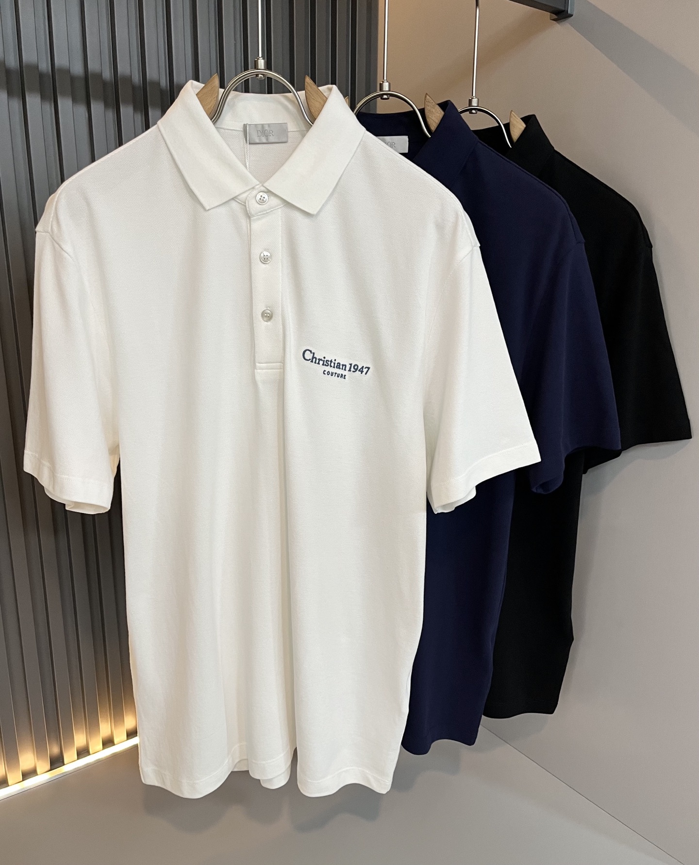 NO:499809,Di*r Dijia New Men's Polo Shirt in 2025 Spring and Summer, simple solid color and fashionable styles, many design celebrities have an inseparable sentiment for solid colors. This is a tribute to tradition and a nostalgia for mood~ In fact, most of the nostalgia of the design also determines the tone of the work. The work I want to talk about today is a new work brought by Dio*~~ It can be said to be a business-friendly and casual style work. The simple iconic logo embroidery design on the shoulders!  The exquisite workmanship is worth savoring, and it can be said to be an extremely accurate and simple style tone. A simple and casual tone is already very accurate. Imported bead floor cotton fabric has a soft and comfortable texture. The classic POLO shirt lapel design is impeccable. It is not monotonous and also more high-end. What originally exudes a fashionable temperament, coupled with its soft and comfortable fabric, the dressing experience of the whole work has gone to a higher level~ The control of style and the stone hammer of the tone is very accurate!  !  The first choice for shopping is OK~~Exclusive to the entire network, size M-4XL, dior, dior, alexander wang19860909Di*r迪家 2025春夏新款男士Polo衫,简约纯色时尚款不乏有许多设计大咖们都对于纯色都有着难以割舍的情怀.这是一种对于传统的致敬,也是一种对于情调的怀旧~其实,设计的怀旧感很大部分也决定了作品的基调.今天要说的这件作品,就是由Dio*带来的新作~~可以说是一件可商务可休闲的风格作品.肩膀简单标志性logo刺绣设计！精致的做工值得细品,可以说是一次极为准确的简洁风定调.一种简洁&休闲的基调已经十分准确了.进口珠地棉面料,质地柔软舒适.经典POLO衫翻领设计,做工无可挑剔.不单调的同时更显高端.本来散发的就是一种时尚的气质,再加上其柔软舒适的面料,整件作品的穿搭体验,更上一层楼~对于风格的把控以及基调的石锤,更是非常只准确！！剁手首选好吧~~全网独家,尺码M-4XL,,dior,dior,alexander wang,Men's clothing