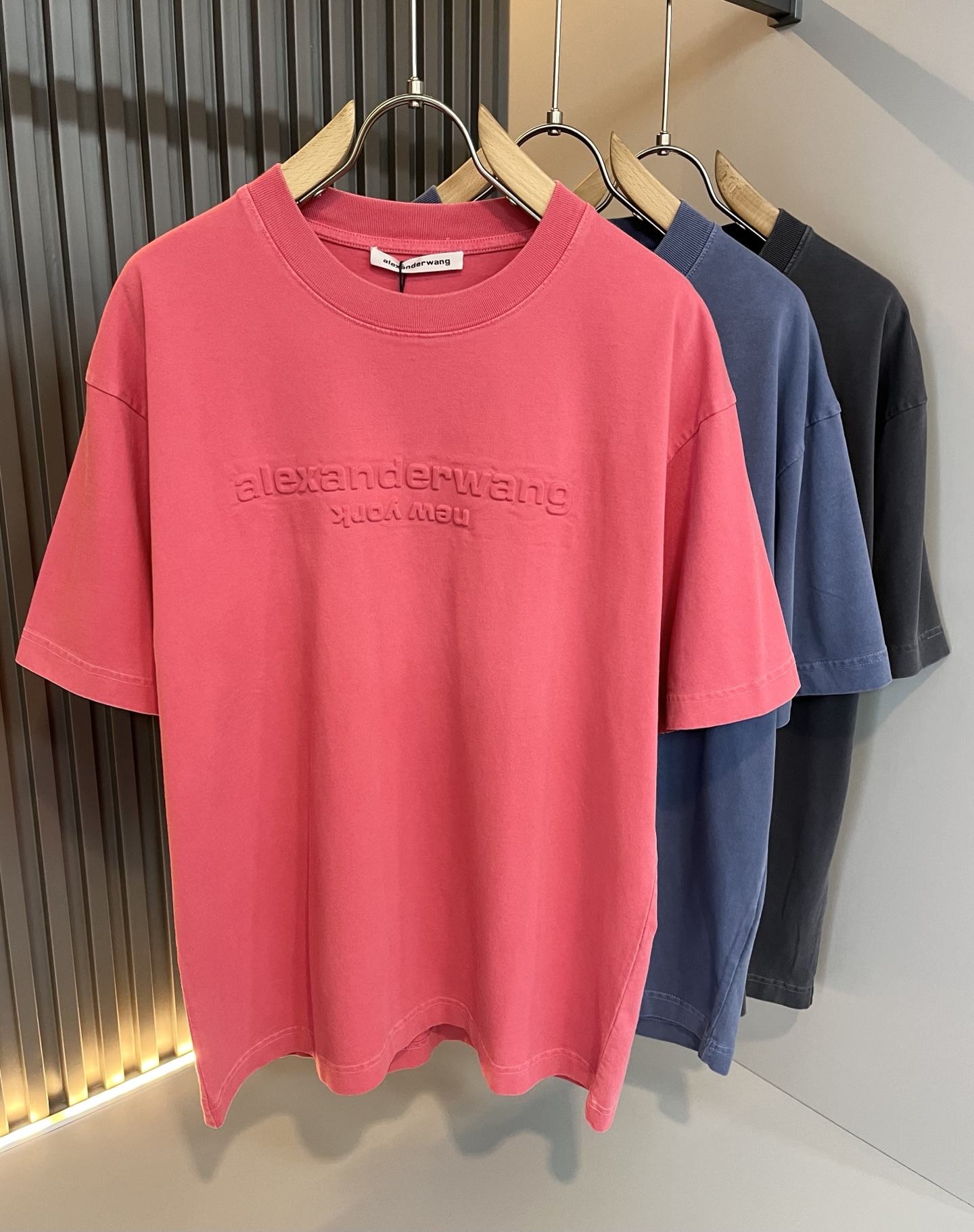 NO:501534,Alexander Wang 2025 spring and summer short-sleeved T-shirt for men and women. Limited-time European regional sales, heavyweight stunning items, series on sale on the official website. Weaving of luxury first-tier brands' royal fabric factory, original customized 260G pure cotton fabric!  The latest logo pattern design of the breast this quarter!  Continue the charm of classic design style!  It feels soft and comfortable, with no burden on your clothes, moisture absorption and breathability, full of quality, and is extremely versatile, both inside and outside, and is very outstanding!  Size S- XL, alexander wang,T-shirt,tees,t-shirt,alexander wang19860909Alexander Wang亚力山大王 2025春夏款男女同款短袖T恤.欧洲区域限定发售,重磅级尤物单品,官网在售系列.奢侈一线大牌的御用面料厂织造,原版定制260G纯棉面料！胸口这一季度最新压胶字母logo图案设计！延续经典设计风格魅力！手感柔软 舒适,穿着无累赘感,吸湿透气,品质感十足,极为百搭系无论内搭还是外穿都非常出彩！尺码S- XL,,alexander wang,T-shirt,tees，t-shirt,alexander wang,Men's clothing