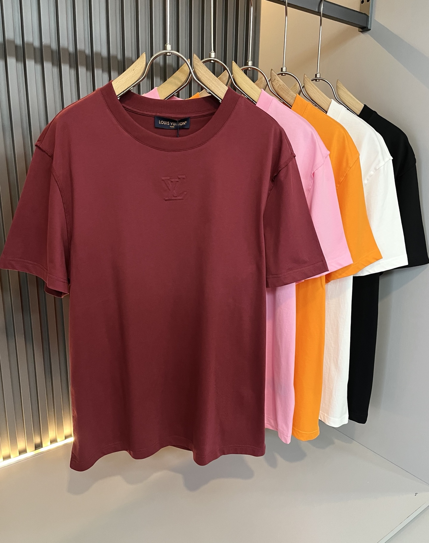 NO:502583,LouisVuitt*Louis*Deng The new series of products in 2025 spring and summer are launched, a very fashionable and avant-garde short-sleeved T-shirt for men and women, with logo pattern glue-touching!  Different from the past, it declares the design concept of brand inheritance!  Its eye-catchingness is no less than any classic style, perfectly presenting the fashionable, high-end and luxurious feeling in front of the world!  Made of imported 260 grams of cotton, selected high-quality pure cotton fabrics, soft and soft to the touch, the real thing is definitely beyond your imagination, close to the body and breathable, even if you sweat profusely, you will not feel greasy or stuffy, and will bring sweating and moisture absorption to the extreme!  Size S-XL, louis vuitton,louis vuitton,t-shirt,tees,t-shirt,alexander wang19860909LouisVuitt*路易*登 2025春夏全新系列单品上线,非常时髦前卫的一款男女同款短袖T恤,标识logo图案压胶修饰！区别于以往的不同,宣示品牌传承的设计理念！其吸睛度完全不亚于任何经典款式,将时髦高级感与奢华感完美呈现在世人眼前！客供进口260克全棉材质制成,精选优质纯棉面料,触感软糯亲肤细腻,实物到手绝对超乎你的想象,贴身无比舒适透气,即便是汗流浃背也不会有腻身及闷热感可言,将排汗吸湿性发挥到了极致！尺码S-XL,,louis vuitton,louis vuitton,T-shirt,tees，t-shirt,alexander wang,Men's clothing