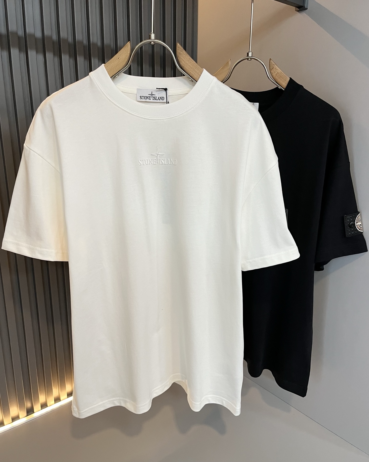 NO:501529,Stone Island 2025 spring and summer new short-sleeved T-shirt for men and women, the main creator has injected new fashion energy into fashion. By exploring various themes and sexy charm, it is recognizable and leads the new street fashion trend. This model is an exclusive and outstanding design element, with a logo pattern velvet design!  Perfect fusion, clear and restored patterns, showing the elegant style of the brand. The original 260g pure cotton material is made of solid and high-end fabric, and the upper body can be easily controlled, showing the casual and fashionable charm. Size M-3XL, T-shirt,tees, t-shirt, alexander wang19860909StoneIsland 石头岛 2025春夏新款男女同款短袖T恤,主创时尚注入了全新时尚能量.通过探索各种题材和性感魅力,极具辨识度,引领全新街头时尚潮流.该款是独家的出彩设计元素,设计标识logo图案压绒设计！完美融合,图案清晰还原度极高,彰显品牌优雅格调.选用原版260g纯棉材质,面料紧实高级,上身均可轻松驾驭,展现休闲自在时尚魅力.尺码M-3XL,,T-shirt,tees，t-shirt,alexander wang,Men's clothing