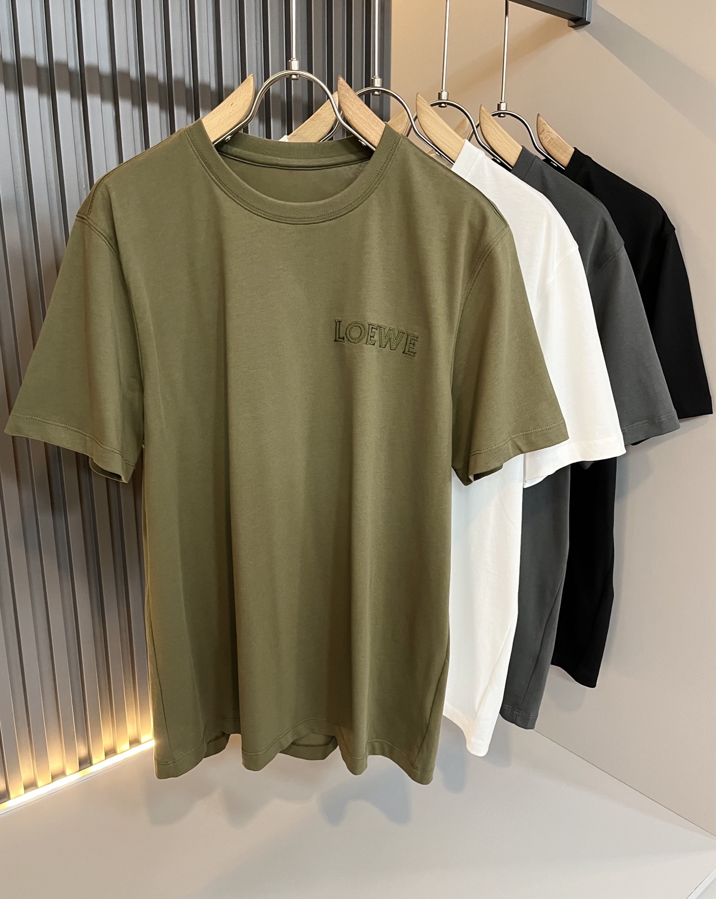 NO:499848,LOE*WE Luo*We 2025 spring and summer new short-sleeved T-shirt for men and women, original Italian order channel, very personalized and high-end style, logo logo pattern embroidery craft design!  Couple pure cotton short-sleeved T-shirt!  !  The latest fashion trends and popular products are here, and it is another simple and high-end fashion item. It is a fashion product with very high-end outfit charm. It is a must-have item for fashion trends!  Original Italian manufacturer channels, special-level orders, and released at the same time as Hong Kong, Macao and Taiwan buyers. This model is also the latest popular product of Luo Yiweijia this year and the most classic product. Its specifications and grades are beyond doubt!  !  The choice is very diverse, and it can be said that this model naturally has a fresh and natural feeling, showing the brand charm and high-end feeling. The texture of this model is very good, and the heavy weight and brilliant skin-friendliness that can be seen with hands are even better, and it is a complete enjoyment of wearing!  !  Size: M-4XL, loewe, loewe, T-shirt,tees, t-shirt,alexander wang19860909LOE*WE罗*威 2025春夏新款男女同款短袖T恤,意大利原厂订单渠道,极具个性高级风,标志logo图案刺绣工艺设计！情侣款纯棉短袖T恤！！最新时尚潮流人气产物驾到,又是一款简约高级的时尚单品,穿搭魅力十分高级不俗的时尚产物 ,时尚潮流必备单品！意大利原厂渠道,特供级别订单,同步港澳台买手店发布,此款也是罗意威家今年的最新人气产物,也是最经典的产物,其规格跟档次更是毋庸置疑！！ 选择极具多样化,言而喻此款自然具备那种清新自然的感觉,彰显品牌魅力与高级感,此款的质感十分的到位,用手可以感知的重磅跟出彩亲肤程度更是上佳,十足的穿着享受！！尺码: M-4XL,,loewe,loewe,T-shirt,tees，t-shirt,alexander wang,Men's clothing