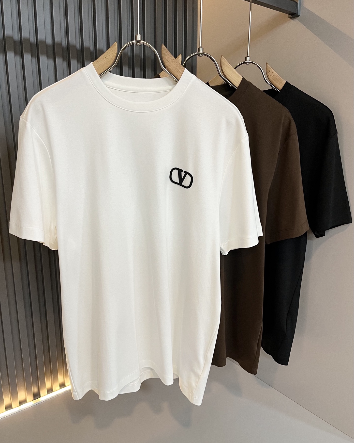 NO:502578,VALENTI*O Warren*nu~Counter style, 2025 spring and summer new short-sleeved T-shirt, chest logo pressing design!  Simple, fashionable and young, versatile style, and a young and elegant upper body feel!  It will never be outdated. All major counters are listed simultaneously. The orders of goods, workmanship and details of the foreign trade full-quality trading company are very well-established, and they are very particular. The fabric is made of high-quality cotton fabric!  The upper body is comfortable and breathable, and the overall feels very crisp. It is worn on a daily basis. Whether it is worn alone or in the inner wear, it is simple and brilliant. Casual men and women should not miss it. Size M-4XL, valentino, valentino, T-shirt, tees, t-shirt, alexander wang19860909VALENTI*O华伦*奴～柜台款、2025春夏新款短袖T恤,胸前logo压胶设计！简单时尚而年轻,百搭风格,上身感很年轻优雅！永远不会过时.各大柜台同步上市,外贸全品相贸易公司订单货品,做工和细节部位非常到位,非常讲究.合体的剪裁.面料采用优质棉面料！上身舒适透气,整体又有很好的挺括感,日常基础穿着.不管单穿还是内搭,简简单单就很出彩,休闲男女不容错过.尺码M-4XL,,valentino,valentino,T-shirt,tees，t-shirt,alexander wang,Men's clothing