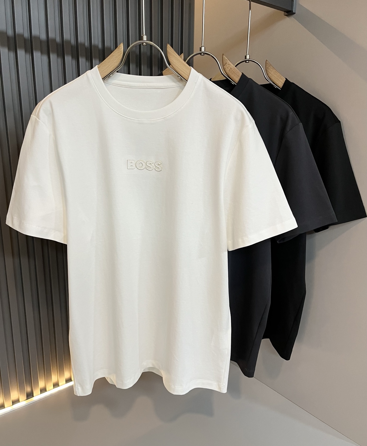 NO:504356,BOSS 2025 spring and summer new short-sleeved T-shirt for men and women, original Italian order channel, very personalized and high-end style, logo logo pattern embroidery craft design!  Couple pure cotton short-sleeved T-shirt!  !  The latest fashion trends and popular products are here, and it is another simple and high-end fashion item. It is a fashion product with very high-end outfit charm. It is a must-have item for fashion trends!  Original Italian manufacturer channels, special-level orders, and released at the same time as Hong Kong, Macao and Taiwan buyers. This model is also the latest popular product of Luo Yiweijia this year and the most classic product. Its specifications and grades are beyond doubt!  !  The choice is very diverse, and it can be said that this model naturally has a fresh and natural feeling, showing the brand charm and high-end feeling. The texture of this model is very good, and the heavy weight and brilliant skin-friendliness that can be seen with hands are even better, and it is a complete enjoyment of wearing!  !  Size: M-4XL, loewe, T-shirt,tees, t-shirt,alexander wang19860909BOSS 2025春夏新款男女同款短袖T恤,意大利原厂订单渠道,极具个性高级风,标志logo图案刺绣工艺设计！情侣款纯棉短袖T恤！！最新时尚潮流人气产物驾到,又是一款简约高级的时尚单品,穿搭魅力十分高级不俗的时尚产物 ,时尚潮流必备单品！意大利原厂渠道,特供级别订单,同步港澳台买手店发布,此款也是罗意威家今年的最新人气产物,也是最经典的产物,其规格跟档次更是毋庸置疑！！ 选择极具多样化,言而喻此款自然具备那种清新自然的感觉,彰显品牌魅力与高级感,此款的质感十分的到位,用手可以感知的重磅跟出彩亲肤程度更是上佳,十足的穿着享受！！尺码: M-4XL,,loewe,T-shirt,tees，t-shirt,alexander wang,Men's clothing