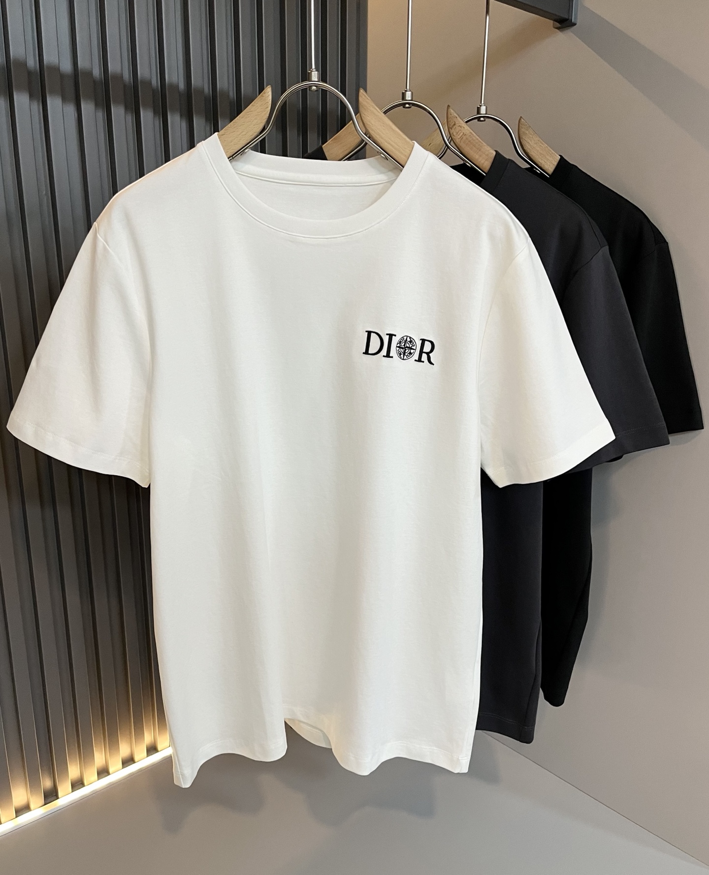 NO:499834,Dio*Dijia 2025 spring and summer new short-sleeved T-shirt for men and women, and the counter is available at the same time!  Customized exclusive mercerized cotton fabric, customized original craft threads, chest logo pattern embroidery craft design!  Simple and generous, calm and versatile, extremely high-end, perfectly integrated with fashion and style, a top fashionable style that perfectly suits the outside wear!  The overall feeling is natural!  The ultimate classic versatile short-sleeved T-shirt is designed with the latest three-dimensional letter logo elements!  The ultimate perfection of heavy industry!  Fans who pursue high quality are please buy them by themselves, and all fans who know the goods are invited to appreciate this model together!  !  Size M-4XL, dior,dior,T-shirt,tees,t-shirt,alexander wang19860909Dio*迪家 2025春夏新款男女同款短袖T恤,专柜同步发售！定制专属丝光纯棉面料,定制原版工艺螺纹,胸前logo图案刺绣工艺设计！简约大方,从容百搭,档次极高,完美融入时尚还有风情感一款完美符合外穿的顶尖时髦气质款！整体给人浑然天成的感觉！极致经典的百搭型短袖T恤,采用最新的立体字母logo元素设计！极致的重工极致的完美！追求高品质的粉丝们请自行抢购,诚邀所有识货的粉丝一同鉴赏此款！！尺码M-4XL,,dior,dior,T-shirt,tees，t-shirt,alexander wang,Men's clothing