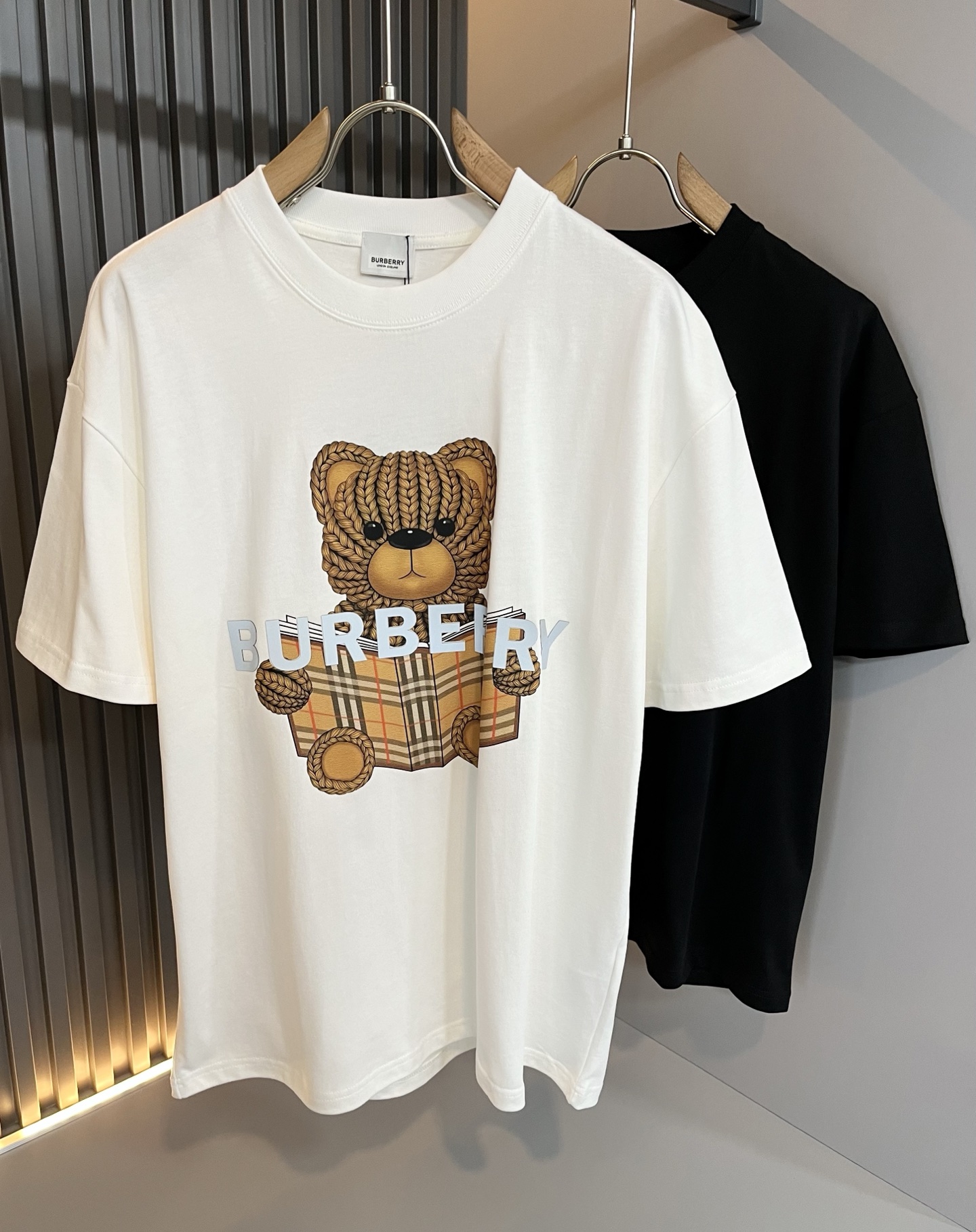 NO:499839,BURBER*Y Ba*li's new spring and summer 2025 short-sleeved T-shirt for men and women, is coming, and is made of a popular environmentally friendly pure cotton fabric recently. It is a high-end outdoor sports and leisure series, which is very popular in sports!  BUR's latest special material, logo pattern glue pressing design!  Fabric is also called memory cloth, which refers to fabrics with morphological memory functions. It instantly kills all versions on the market. It can only be said that it is not a level of existence at all. Whether it is material, detail restoration and craftsmanship, you are not afraid of any challenges. Just to contribute wonderful products to everyone. As always, it is consistent. A style that implements the core concept of BUR will be closely tied to fashion, always maintaining perfection, a simple but not simple design style perfectly meets the outfit you need in daily life. Size: M-3XL, burberry, T-shirt, tees, t-shirt, alexander wang19860909BURBER*Y巴*莉2025春夏新品男女同款短袖T恤,重磅来袭,最近比较火热的环保纯棉面料制作而成,高端户外运动休闲系列,非常火热运动风潮！BUR最新研发的特殊材质,标志logo图案压胶设计！面料也叫记忆布,是指具有形态记忆功能的面料,秒杀市面上一切版本,只能说根本就不是一个级别的存在,不管是材质还是细节还原度以及工艺制作方面,不惧任何挑战,只为给大家奉献绝妙产物一如既往,始终如一,贯彻了BUR核心理念的一个款式将与时尚紧紧的捆绑在一起,时刻保持完美,简约而不简单的的设计风格,完美的满足了你日常所需要的穿搭.尺码:M-3XL,,burberry,T-shirt,tees，t-shirt,alexander wang,Men's clothing