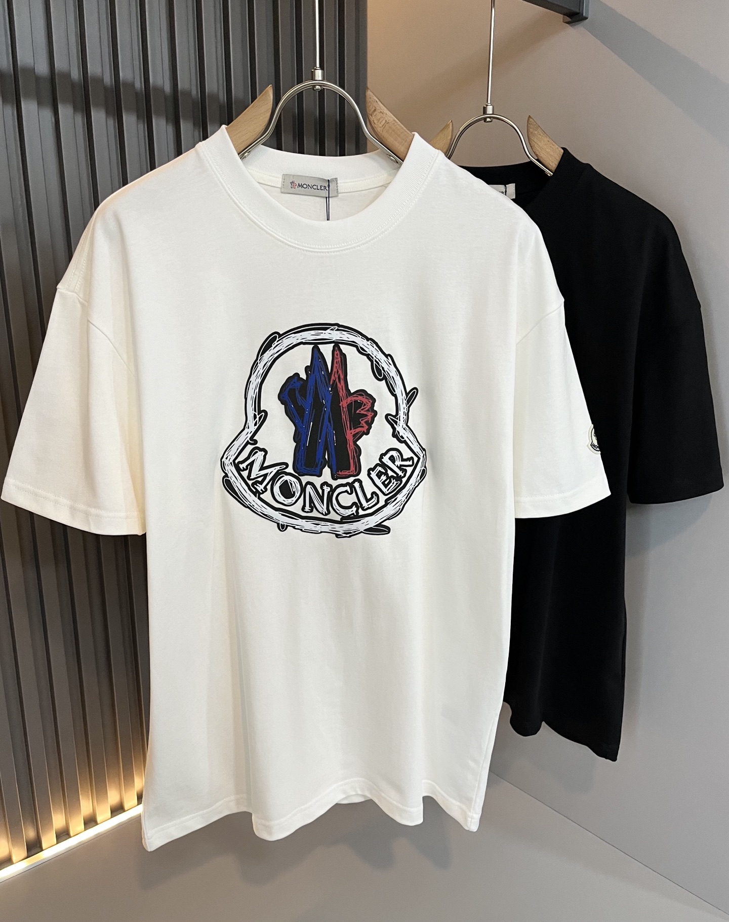 NO:499853,Moncler Mengjia 2025 Spring and Summer Men and Women's Same Style Couple Style Latest Trade Order Short-Sleeve T-shirt, Full Quality!  !  Internet celebrity style!  Use logo pattern printed glue design!  The upper body is comfortable and breathable, not stiff, and the overall three-dimensional feeling is rich. Quality export orders, customized exclusive pure cotton fabric tailoring to meet the simple needs of commuters for dressing. The upper body is very effective, slim and not picky about the figure. The fabric workmanship... Improper, only good craftsmanship can make you feel good and tasteful. A must-have item for everyone!  Size M-4XL, T-shirt,tees,t-shirt,alexander wang19860909Moncler蒙家 2025春夏男女同款情侣款最新的贸易订单短袖T恤,全品相！！网红款！采用logo图案印花压胶设计！上身舒适透气,不僵硬,整体有着丰富的立体感,品质出口订单,定制专属纯棉面料剪裁,满足通勤人们对于着装的简约需求,上身效果很好,显瘦,不挑剔身材.面料做工....无可挑剔,好工艺好面料才能穿出好品味一款,人手必备单品！尺码M-4XL,,T-shirt,tees，t-shirt,alexander wang,Men's clothing