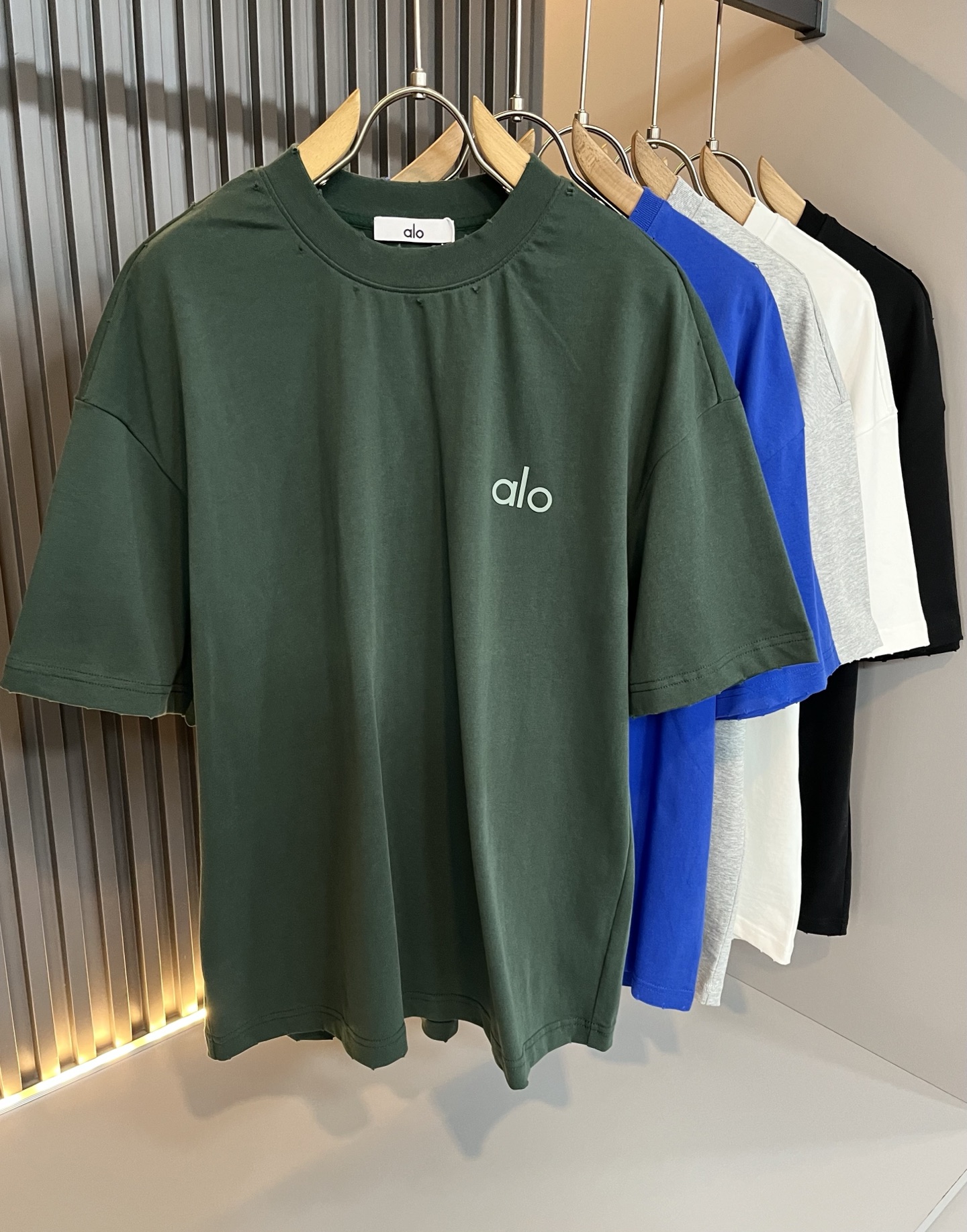 NO:499829,Alo2025 spring and summer new series of products are launched, a very fashionable and avant-garde short-sleeved T-shirt for men and women, with logo pattern glue-touching decoration!  Different from the past, it declares the design concept that has been passed down for many years in the brand!  Its eye-catchingness is no less than any classic style, perfectly presenting the fashionable, high-end and luxurious feeling in front of the world!  Made of imported 260 grams of cotton, selected high-quality pure cotton fabrics, soft and soft to the touch, the real thing is definitely beyond your imagination, close to the body and breathable, even if you sweat profusely, you will not feel greasy or stuffy, and will bring sweating and moisture absorption to the extreme!  Size M-2XL, T-shirt,tees,t-shirt,alexander wang19860909Alo2025春夏全新系列单品上线,非常时髦前卫的一款男女同款短袖T恤,标识logo图案压胶修饰！区别于以往的不同,宣示品牌传承多年的设计理念！其吸睛度完全不亚于任何经典款式,将时髦高级感与奢华感完美呈现在世人眼前！客供进口260克全棉材质制成,精选优质纯棉面料,触感软糯亲肤细腻,实物到手绝对超乎你的想象,贴身无比舒适透气,即便是汗流浃背也不会有腻身及闷热感可言,将排汗吸湿性发挥到了极致！尺码M-2XL,,T-shirt,tees，t-shirt,alexander wang,Men's clothing