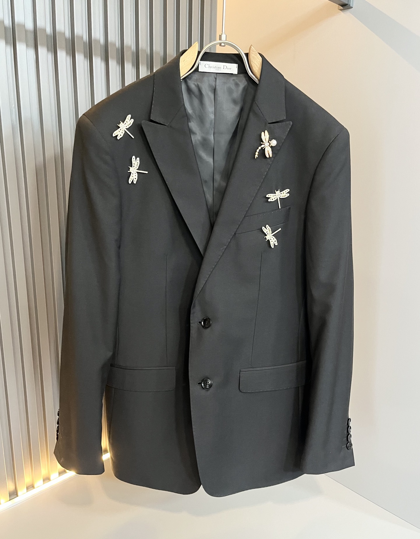 NO:504353,Dio*r Di*A 2025 spring and summer men's casual suit jacket, the latest fashion trend singles, trading company channels are rare, and it is released on the official website at the same time. The most anticipated high-quality products of men's gods are coming, with hardware logo patterns for clothes!  Customize the top linen fabric!  Full of brand style!  The surface is neat and smooth and shiny, and the texture is obvious through the screen. It is the most enjoyable wearing experience! It perfectly enhances the overall luxury and class, and can get a high-end luxury atmosphere at a glance! The regular suit cut is versatile and simple on the upper body and is not picky about people. It is a must-have item for daily commuting! Size 46-58, dior, jackets & coats, business suit, alexander wang19860909Dio*r迪*奥 2025春夏男士休闲西服外套,最新时尚潮流单西,贸易公司渠道稀出,同步官网发售,男神最为期待的精品狠货重磅来袭,衣身五金logo图案修饰！定制顶级亚麻面料！满满的品牌风格！表面整洁光滑且富有光泽,质感透过屏幕都显而易 见,你最为享受的穿着体验! 完美提升了整体的奢华档次感,一眼就能Get到的高端奢华气息!常规的西装版型裁剪,上身百搭简约不挑人,轻松应对各种场合与环境,属于日常通勤必备的臻品无疑!尺码46-58,,dior,jackets & coats,business suit,alexander wang,Men's clothing