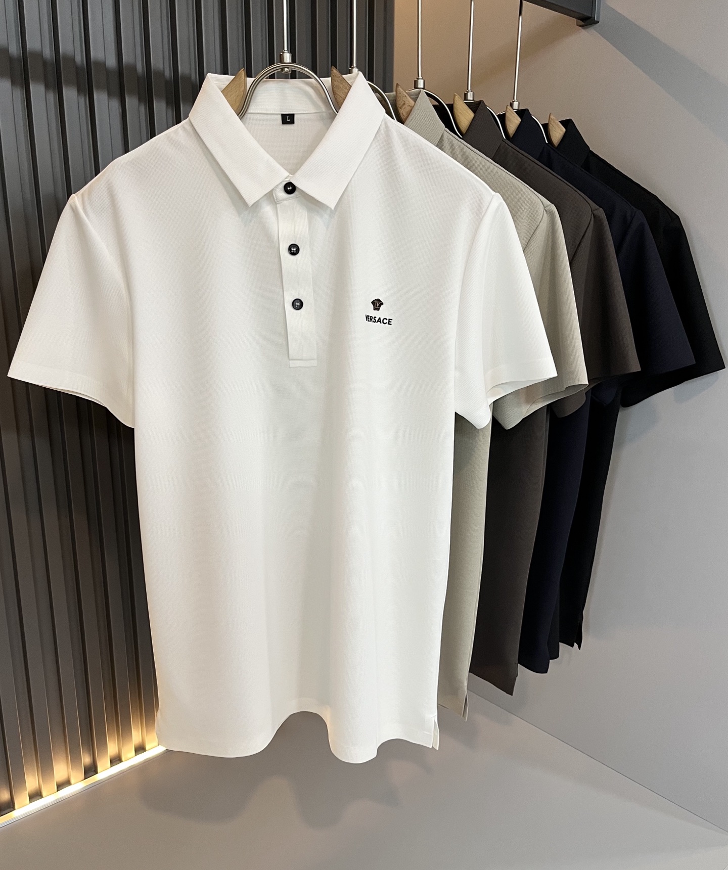 NO:499824,VER**CE Fan*zhe 2025 spring and summer new products!  Trade channel orders, Queen Medusa glue-pressing LOGO lapel Polo shirt made in Italy, luxury quality achieves fashion status!  The selected elastic spandex fabrics are made through the printing process. The details and touch are invincible, and the breathability is refreshing and pleasant. The first choice for elegant men is to show their high posture. The exquisite craftsmanship is impeccable!  Thick texture, simple without losing style, daily leisure without any pressure~ Size M-3XL, alexander wang19860909VER**CE范*哲 2025春夏新款新品！贸易渠道订单,美杜莎女王压胶LOGO翻领Polo衫意大利制作,奢华品质成就时装地位！ 精选客供弹力氨纶面料,经由印花工艺过程制作,细节感和触感柔更是无敌,透气性更是清爽宜人,优雅男士的首选尽显高姿态尤物,精湛的工艺无懈可击！质感厚实,简约而不失格调,日常休闲毫无压力～～尺码M-3XL,,alexander wang,Men's clothing