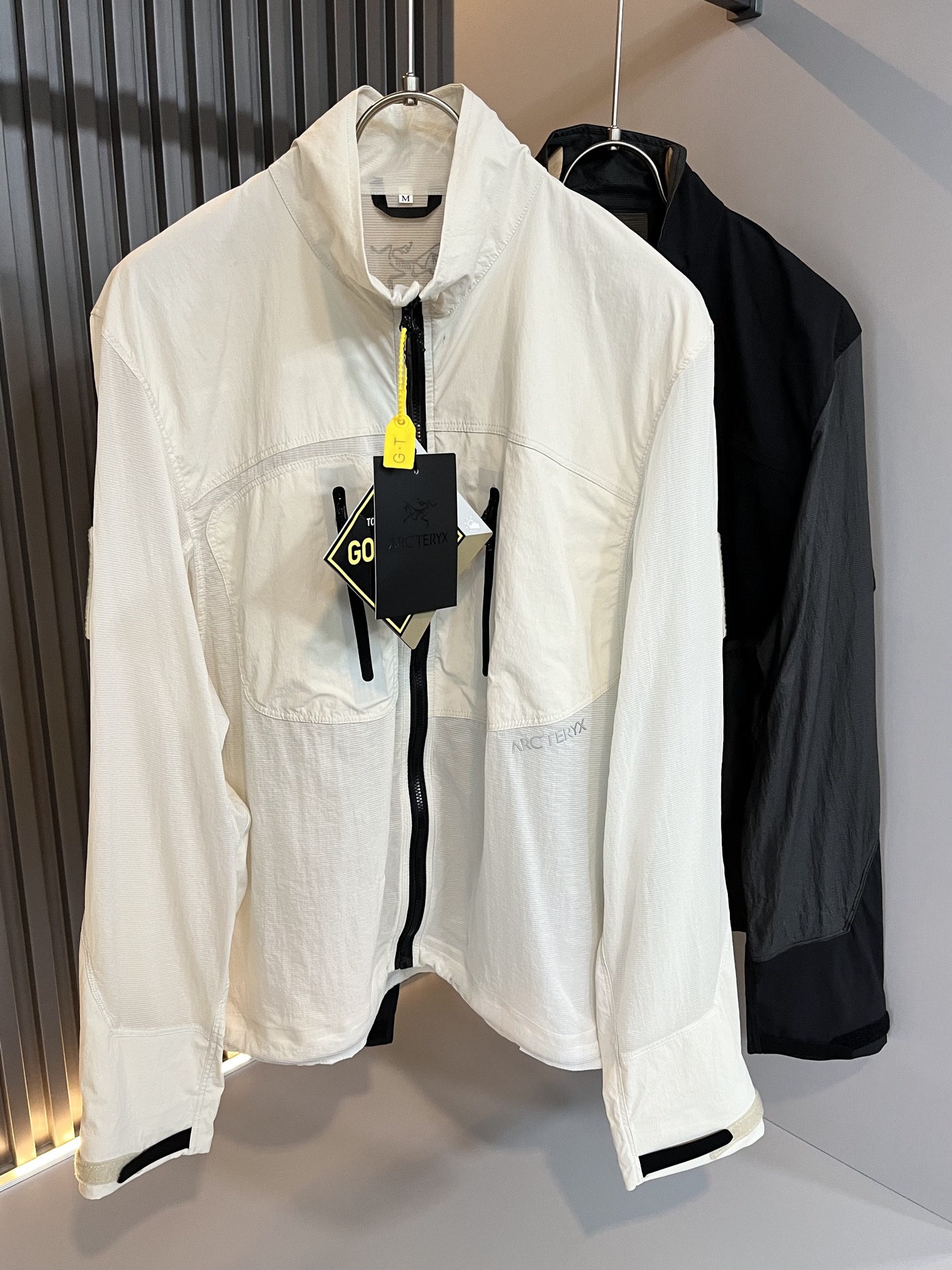 NO:501538,ARCTER*X Original Archaeological Bird 2025 spring and summer new sunscreen jacket for men and women, outdoor brands may first think of Canadian goose and Archaeological Bird. It gives people a feeling of trying out the label!  In addition to being quite accomplished in style design, the most obvious or most expert should be to have deeper and unique insights and attainments in fabrics. Through continuous structural research and problem-solving, and characterized by unique research on fabrics, these alone are enough to support it to become the first new logo brand image in the clothing manufacturing industry. This model is made of quick-drying fabric!  Through precision, the hand feels smooth and soft, and both has natural beauty and comfort. The large body style is cut cleanly and cleanly, and the fabric shows a different hazy structural beauty. It is made of exclusive mold customization. The fabric and its technology test the workers, can be smooth and smooth without wrinkles!  Chest logo pattern printing design!  It really tests the handmade work of every master!  It makes the overall clean and neat, without leaving any thread. Now the neutrality that pursues life is more refined in life!  Size S-2XL, arc'teryx,jackets & coats,jackets & coats,alexander wang19860909ARCTER*X始*祖鸟 2025春夏新款男女同款防晒衣夹克外套,户外品牌可能大家第一想到的就是加拿大鹅、始祖鸟.给人一种标签试的感觉！除了在款式设计上颇有造诣之外,最明显或者说最为拿手的,应该就是在面料上的拥有更深独特见解跟造诣了.通过不断地结构研究和问题处理,在以面料独特研究为特征,仅凭这些就已经足以支撑其成为服装制造行业中,首屈可数的新标志品牌形象.此款采用速干面料材质！通过精工手感细滑柔软,同时兼具自然美感跟舒适度.大身上版型裁剪简洁干净,面料上显现出了不一样朦胧的结构性美感来.独家开模定制而成,面料及其考验工人的技术,能做到平整服帖又不起皱！胸前logo图案印花设计！真的是很考验每位师傅的手工制作！使得整体干净利索,不留一丝线头.现在对于生活有所追求的中性也在生活中更为精致！尺码S-2XL,arc'teryx,jackets & coats,jackets & coats,alexander wang,Men's clothing