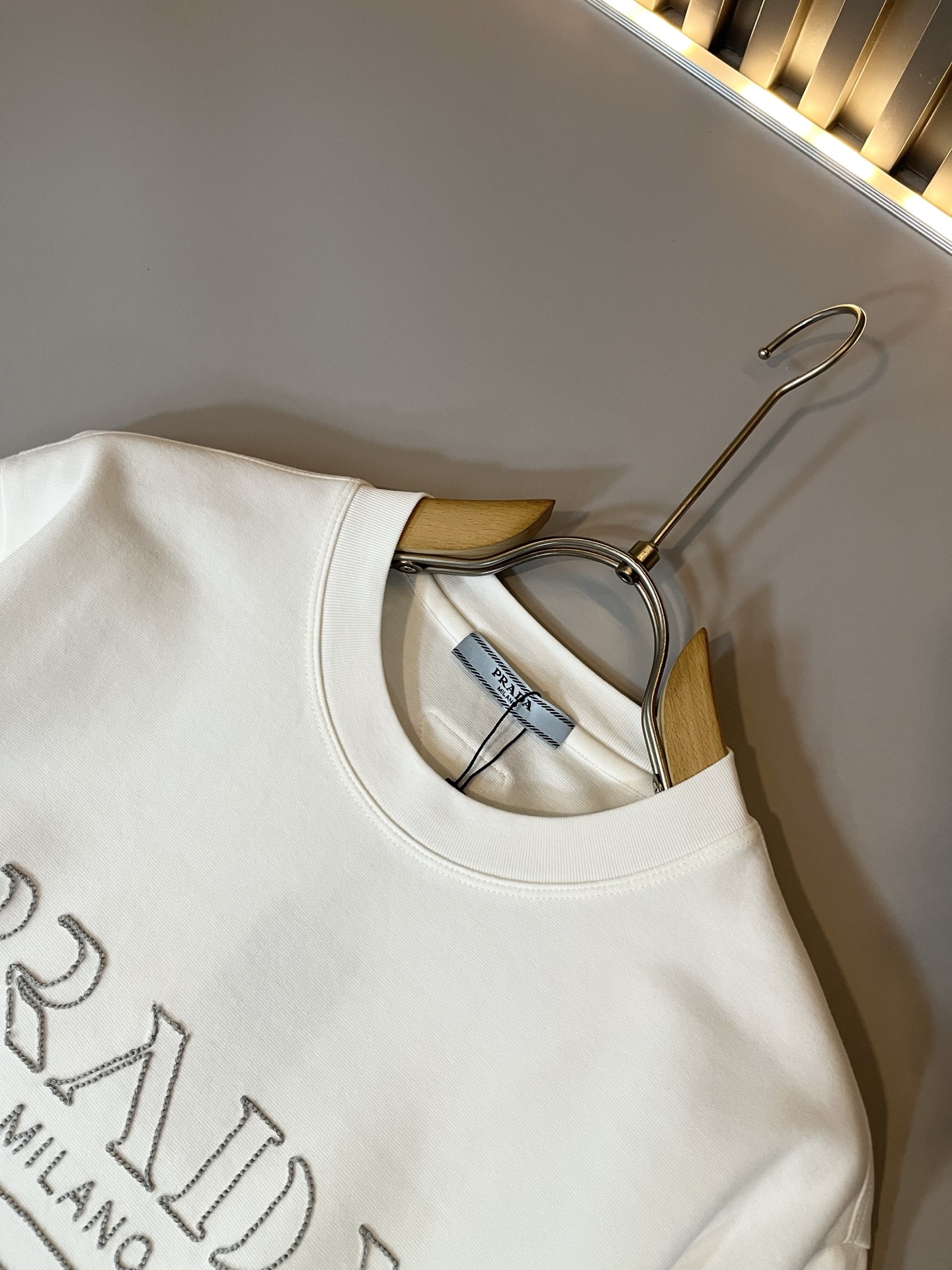 PRAD*A普*达2025春夏新款男女同款👫短袖T恤，最新款全网独家首上！！~既经典有时尚百搭，谁不爱啊