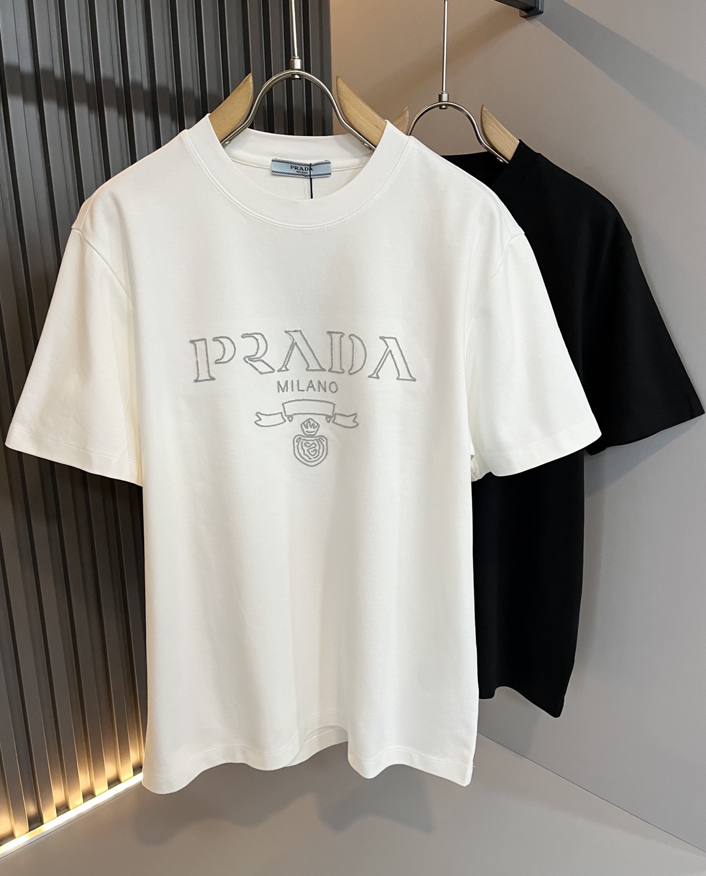 NO:514095,PRAD*A Pu*da 2025 spring and summer new short-sleeved T-shirt for men and women, the latest model is exclusively available on the entire network!  !  ~ It is classic and fashionable and versatile, who doesn’t like it? It will show the classic again. It is very pleasing to the eye and comes with a low luxury halo and recognition!  Pr*da's traditional brand concept and modern advanced technology are perfectly combined. Coupled with the extremely modern and simple design, P's exclusive logo pattern embroidery design!  Customized 100% imported pure cotton fabric!  The texture of this model is quite touching, the specifications and grades are known with tentacles. The degree of delicateness and breathability are top-notch!  Size M-3XL, prada, T-shirt,tees, t-shirt,alexander wang19860909PRAD*A普*达2025春夏新款男女同款短袖T恤,最新款全网独家首上！！~既经典有时尚百搭,谁不爱啊,将经典再次展现,非常的耐看,自带低奢光环与辨识度！Pr*da传统的品牌理念和现代化的先进技术进行了完美结合.加上极其现代摩登风范的简约设计,p家专属logo图案刺绣设计！定制百分百进口纯棉面料！此款的质感相当感人 触手便知规格档次 细腻程度与透气效果堪称顶级！尺码M-3XL,,prada,T-shirt,tees，t-shirt,alexander wang,Men's clothing