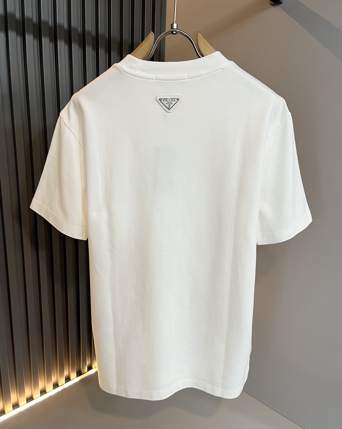 PRAD*A普*达2025春夏新款男女同款👫短袖T恤，最新款全网独家首上！！~既经典有时尚百搭，谁不爱啊