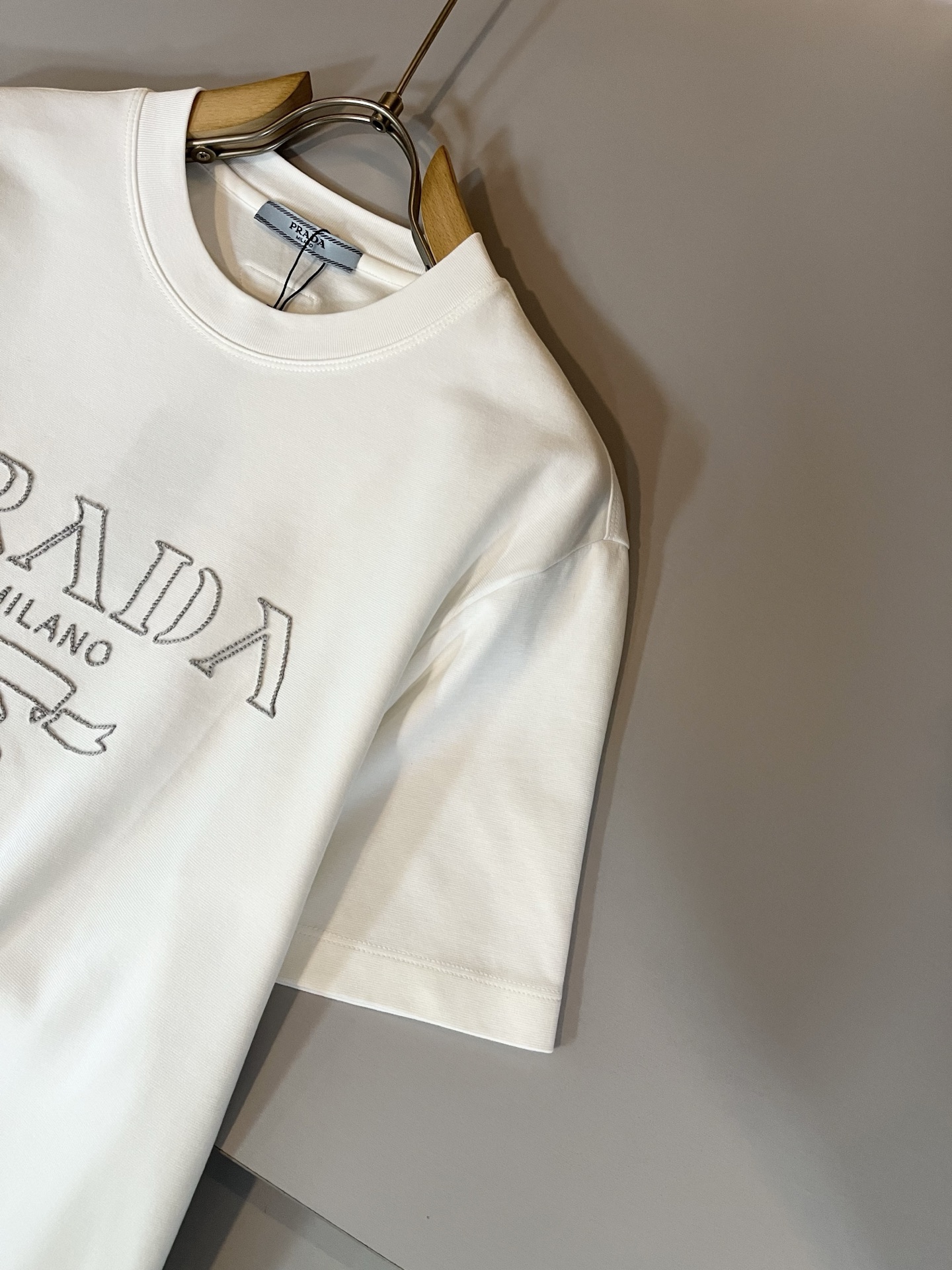 PRAD*A普*达2025春夏新款男女同款👫短袖T恤，最新款全网独家首上！！~既经典有时尚百搭，谁不爱啊