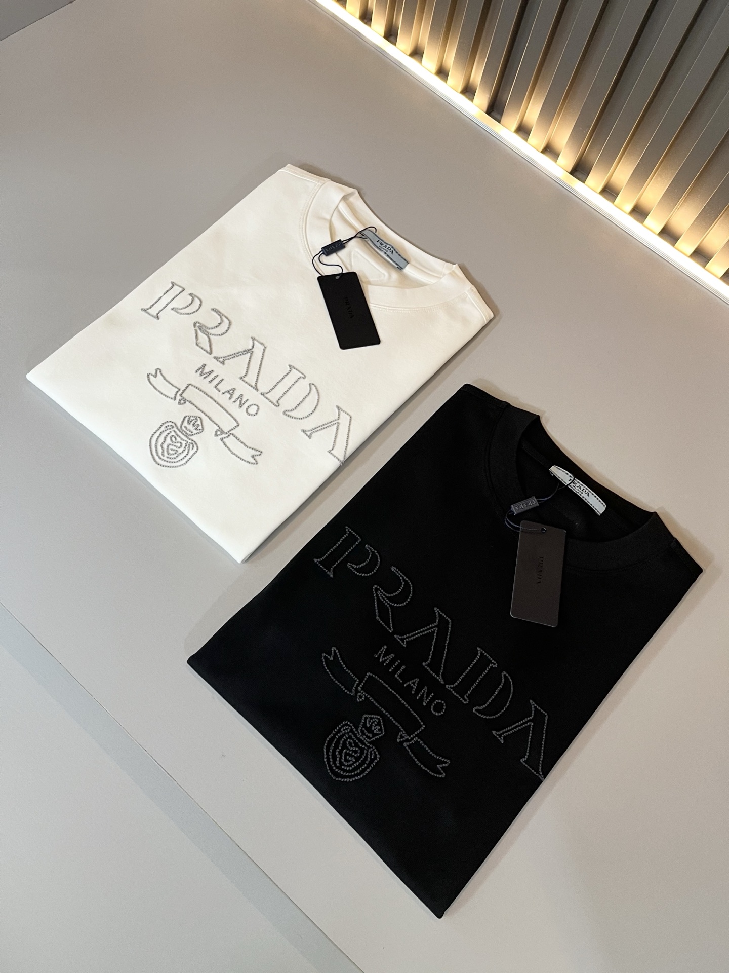 PRAD*A普*达2025春夏新款男女同款👫短袖T恤，最新款全网独家首上！！~既经典有时尚百搭，谁不爱啊