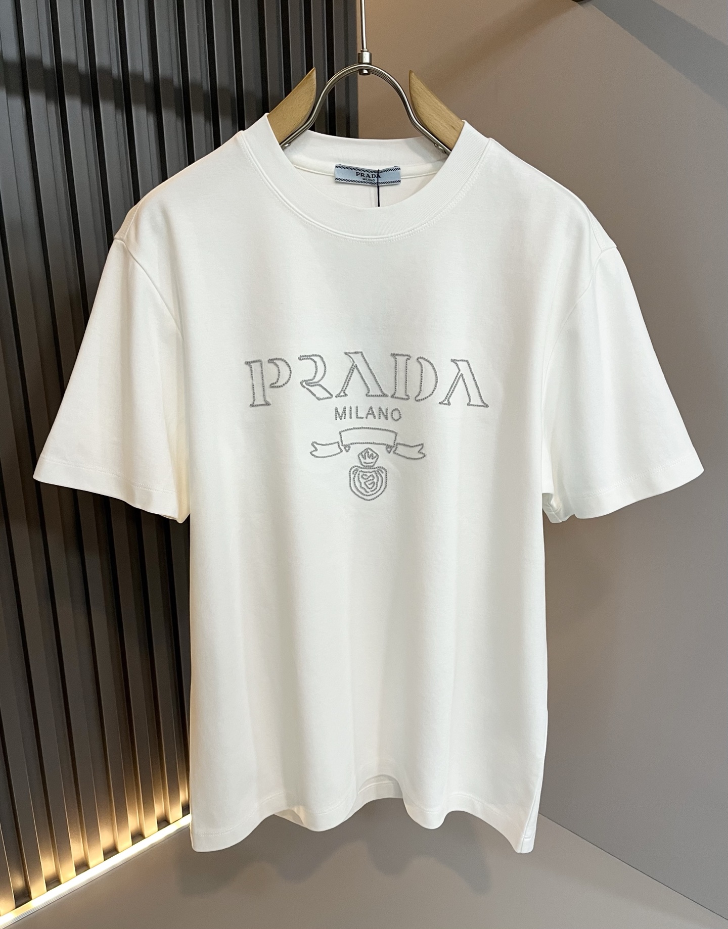 PRAD*A普*达2025春夏新款男女同款👫短袖T恤，最新款全网独家首上！！~既经典有时尚百搭，谁不爱啊