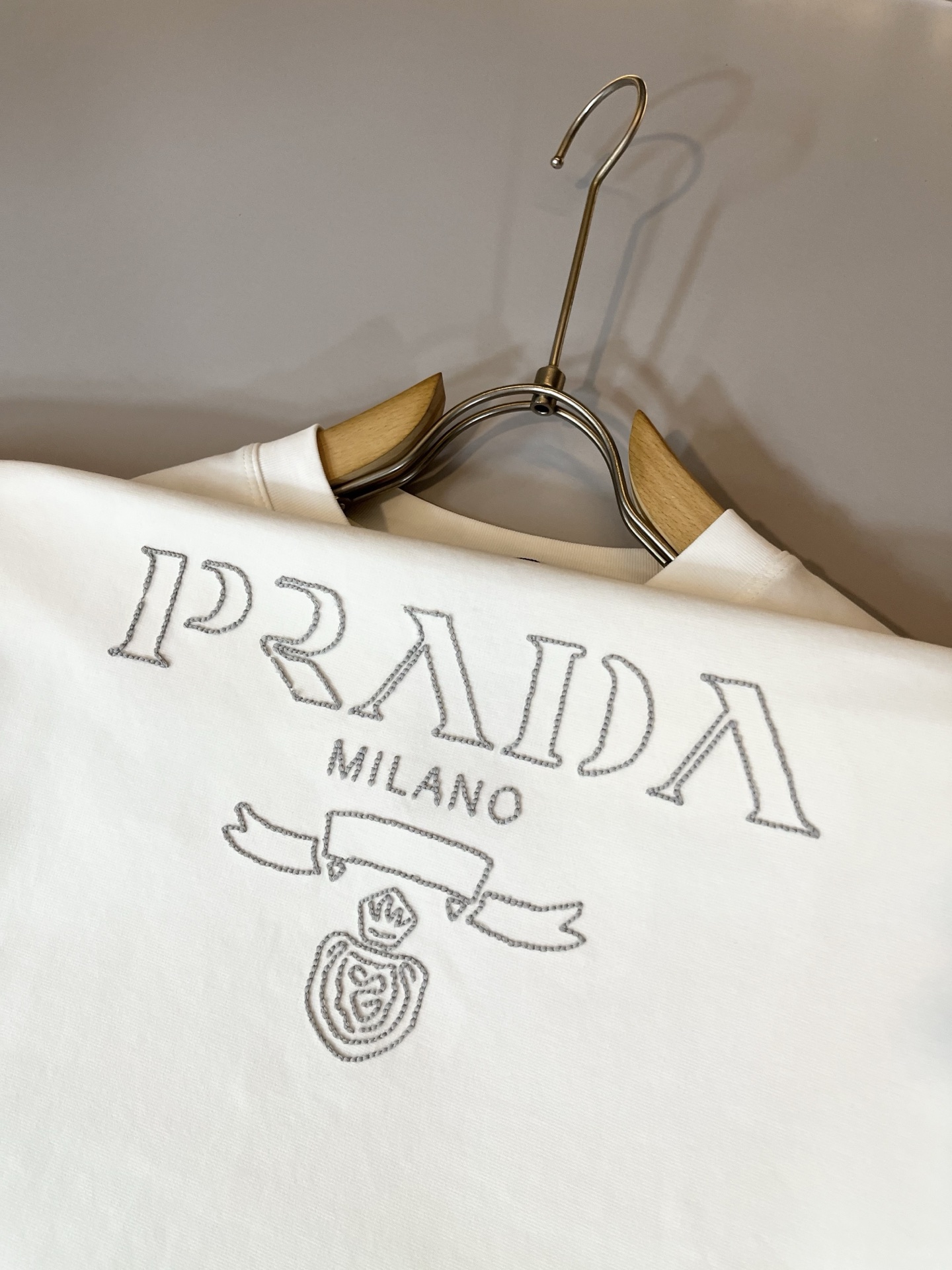 PRAD*A普*达2025春夏新款男女同款👫短袖T恤，最新款全网独家首上！！~既经典有时尚百搭，谁不爱啊