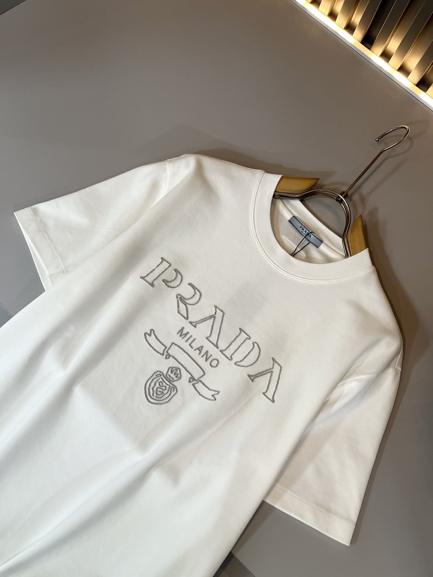 PRAD*A普*达2025春夏新款男女同款👫短袖T恤，最新款全网独家首上！！~既经典有时尚百搭，谁不爱啊