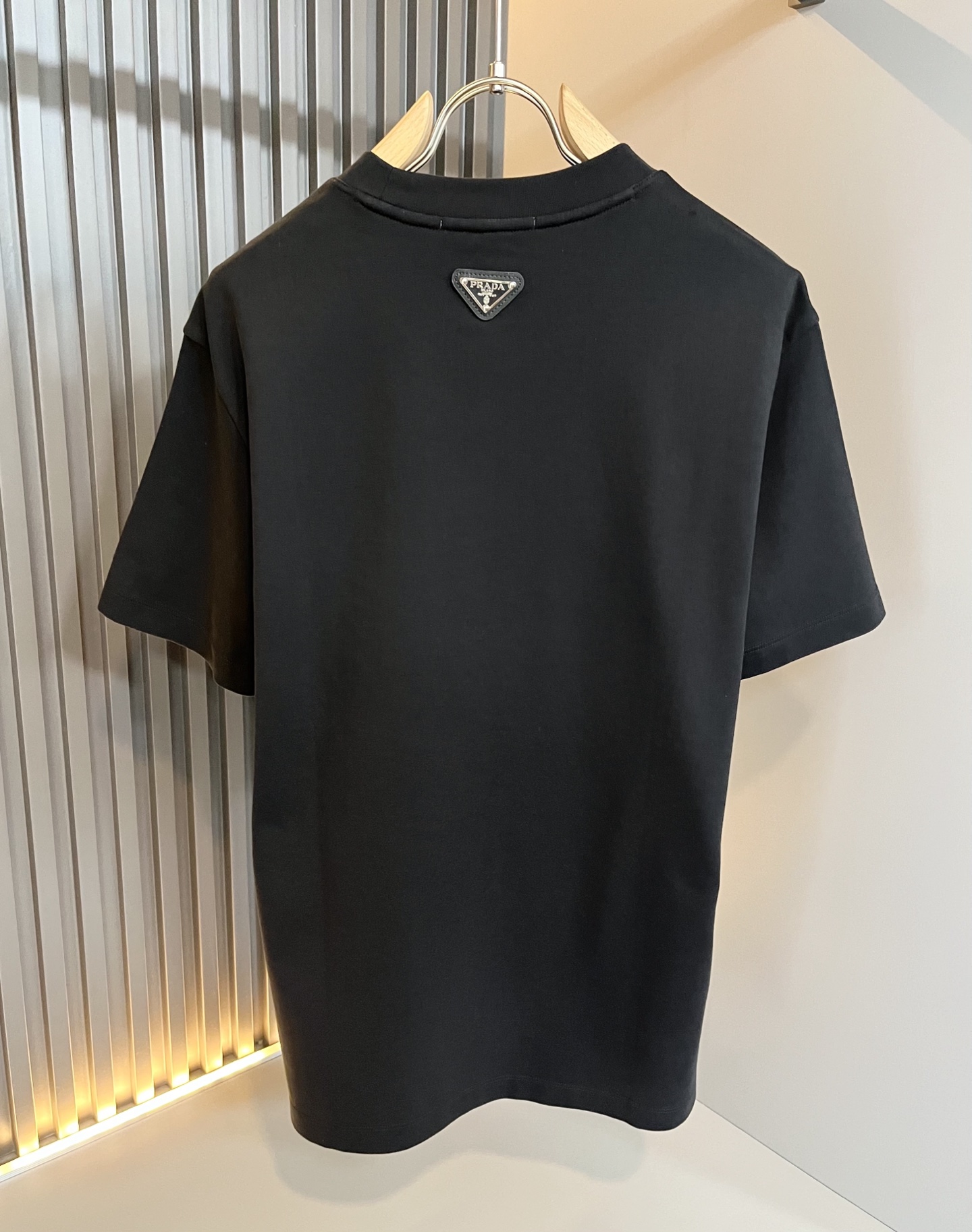 PRAD*A普*达2025春夏新款男女同款👫短袖T恤，最新款全网独家首上！！~既经典有时尚百搭，谁不爱啊