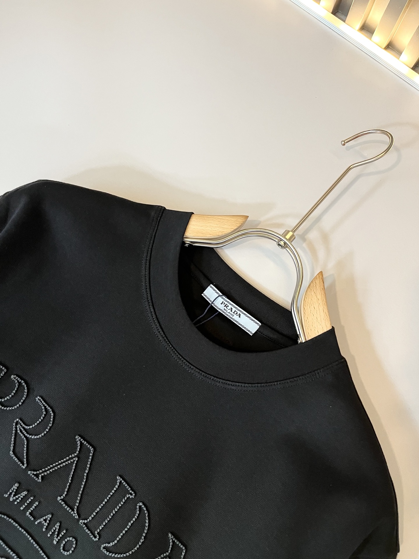 PRAD*A普*达2025春夏新款男女同款👫短袖T恤，最新款全网独家首上！！~既经典有时尚百搭，谁不爱啊